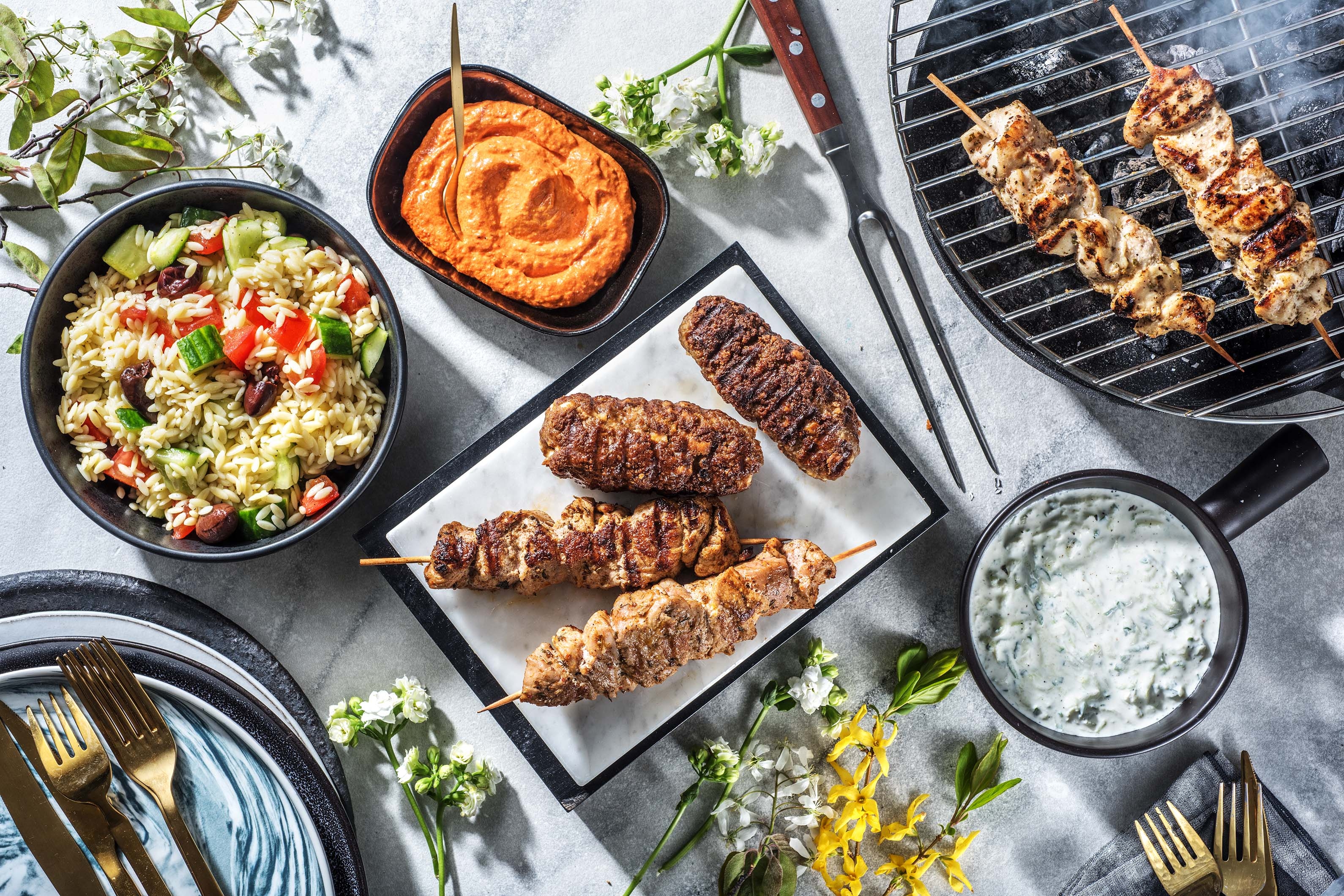 Griechische Grillplatte mit zweierlei Souvlaki