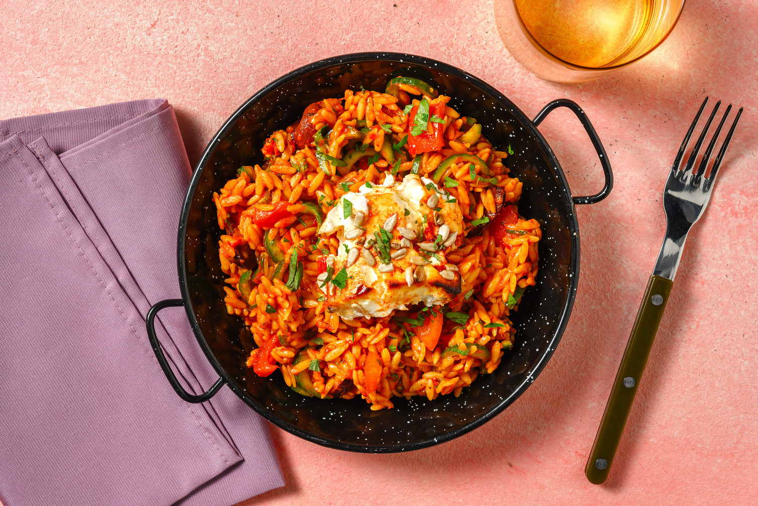 Griechischer Orzo-Salat mit grünen Oliven