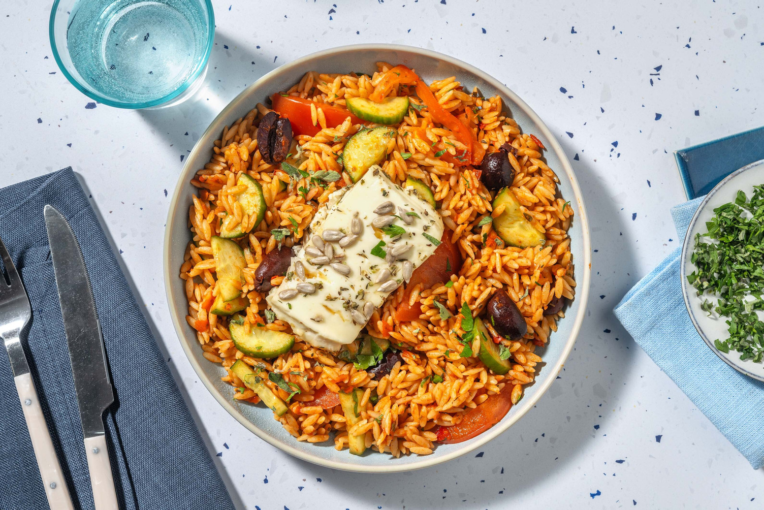 Griechischer Orzo-Salat mit Kalamata-Oliven