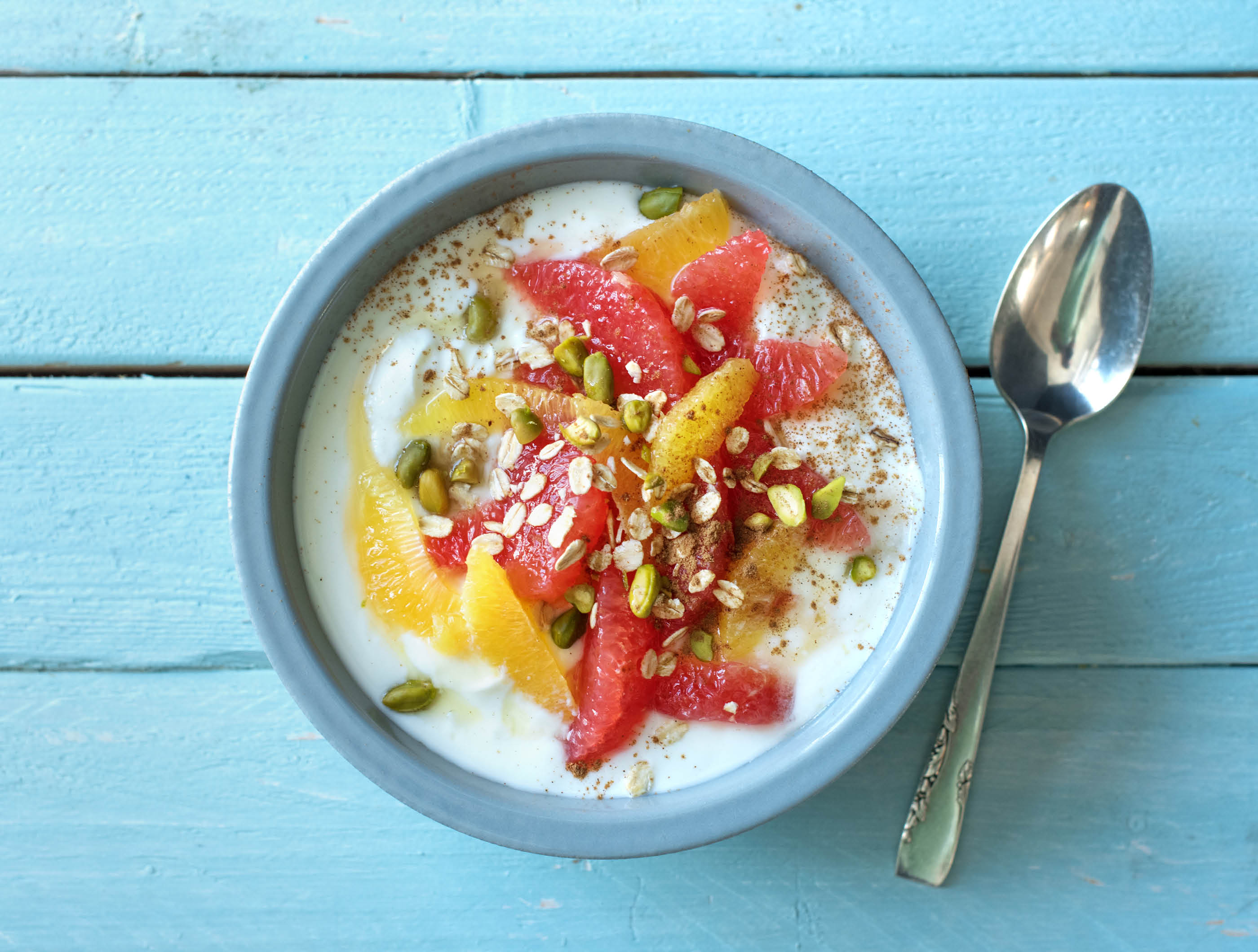 Griekse yoghurt met citrussalade, meergranenvlokken en pistache