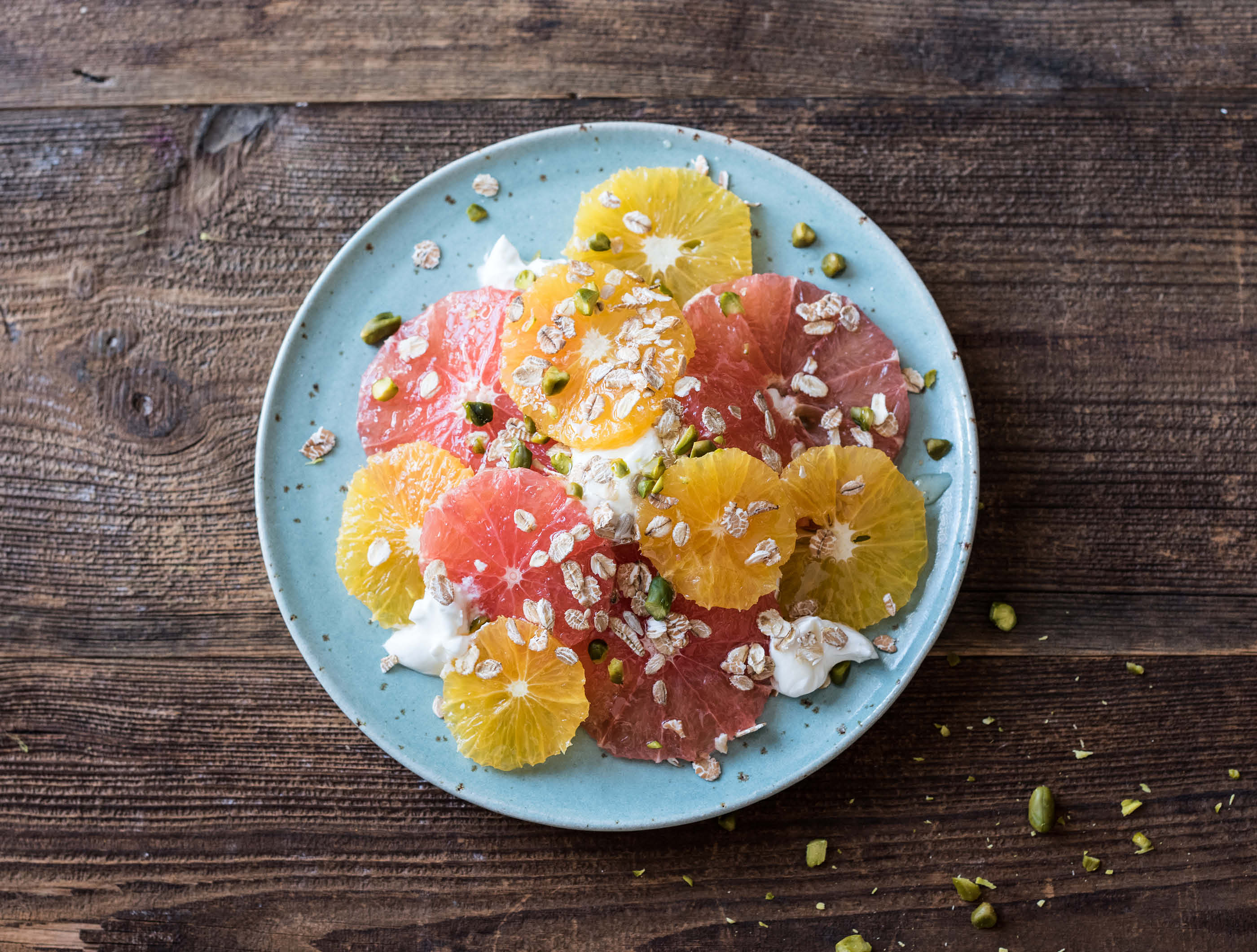 Griekse yoghurt met citrussalade, meergranenvlokken en pistache