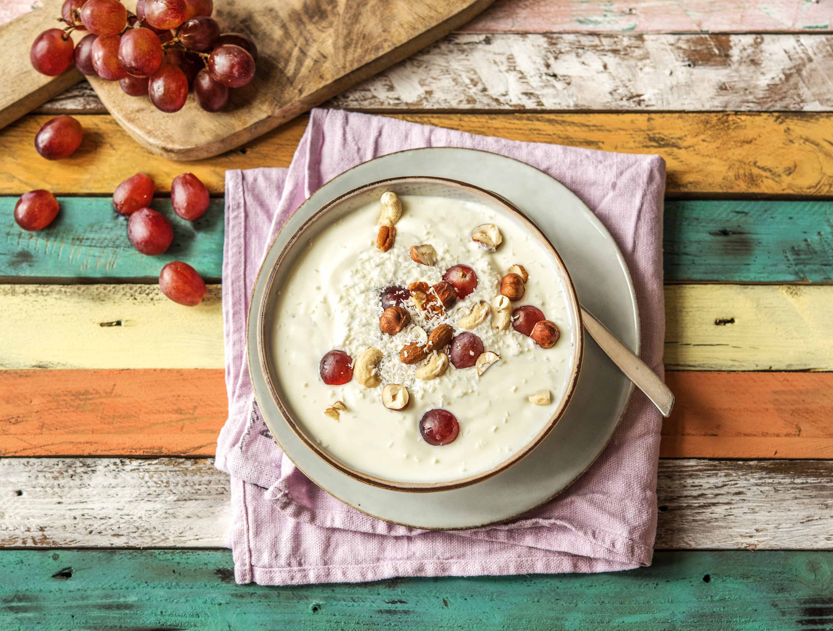 Griekse yoghurt met druiven, gemengde noten en kokos