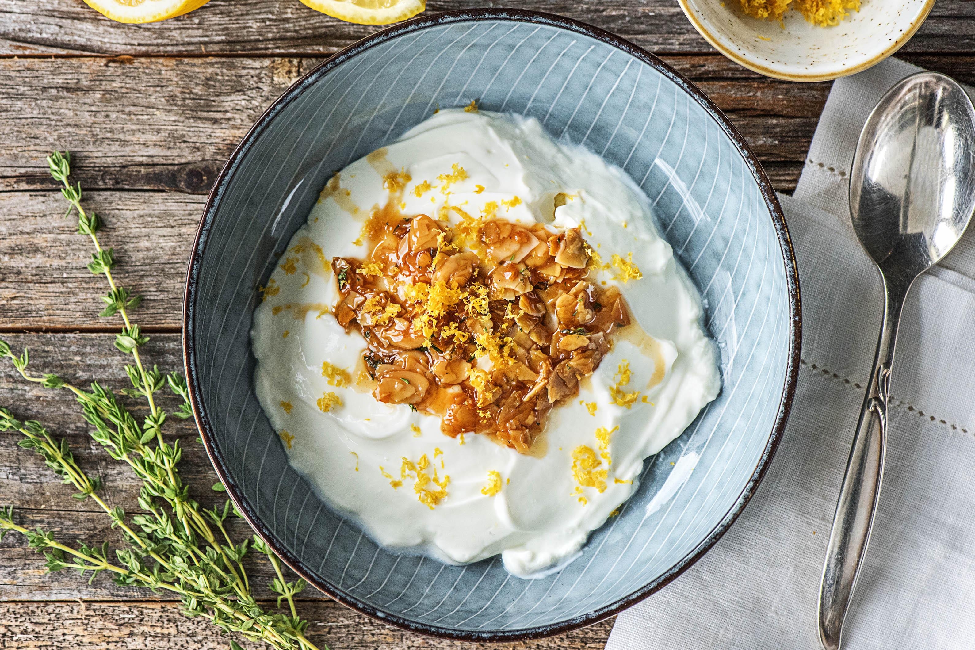 Griekse yoghurt met honing (met citroen, amandelen en verse tijm)