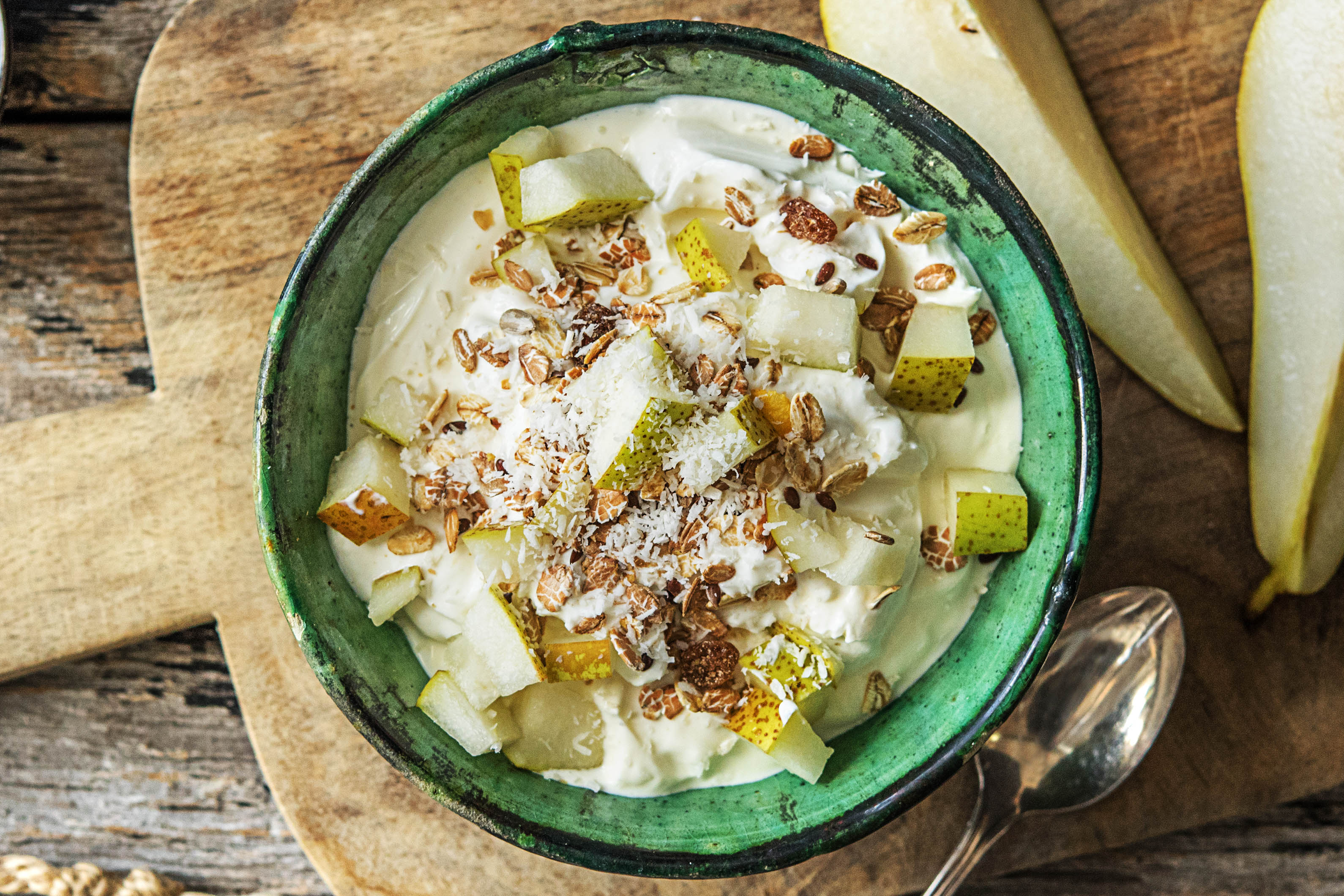 Griekse yoghurt met peer en kokos-muesli