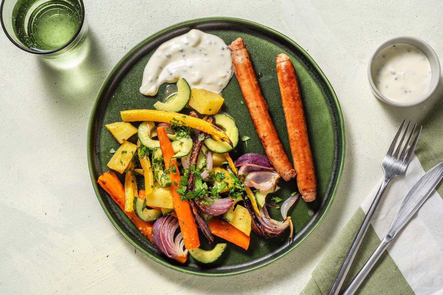 Grillido-Bratwurst mit buntem Wurzelgemüse-Salat