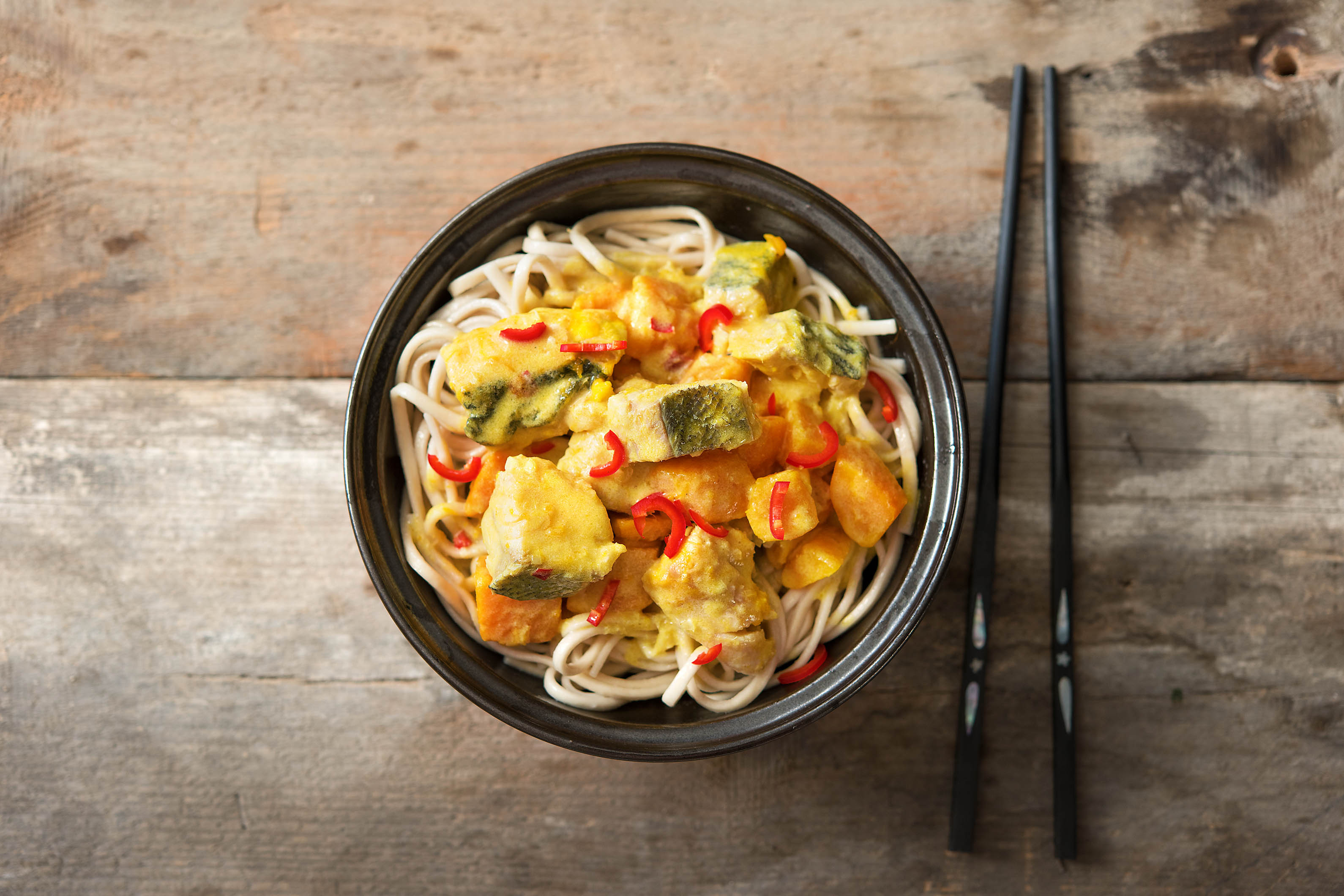 Groene viscurry met zoete pompoen en pikante rode peper