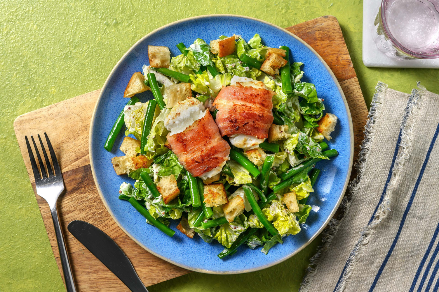 Grüner Salat mit Ziegenkäse und doppelt Bacon