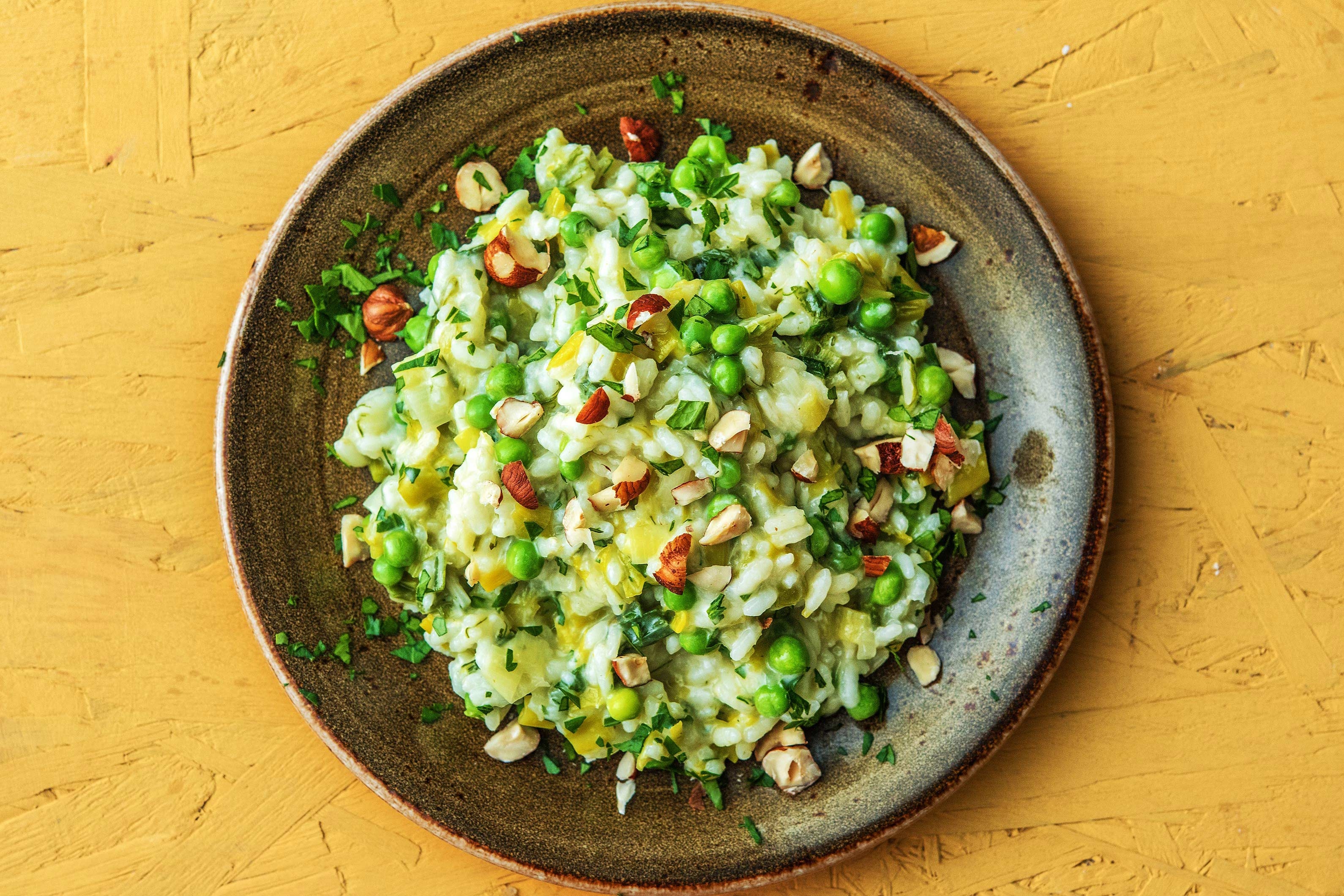 Grünes Lauchrisotto mit knackigen Haselnüssen
