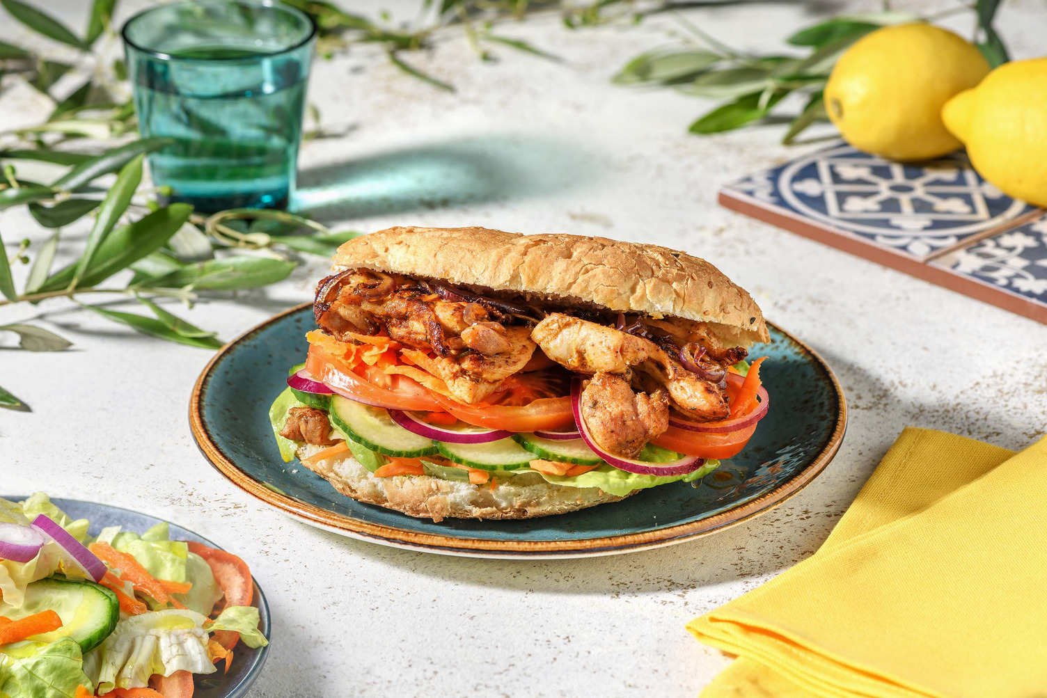 Broodje kipgyros met aioli