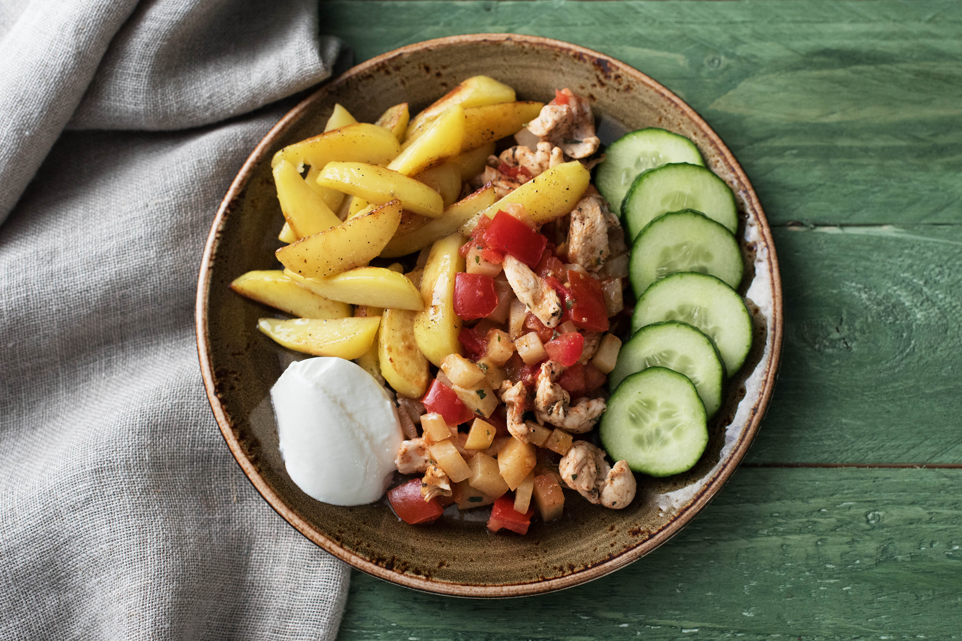 Gyros met gebakken aardappeltjes, koolrabi en labne