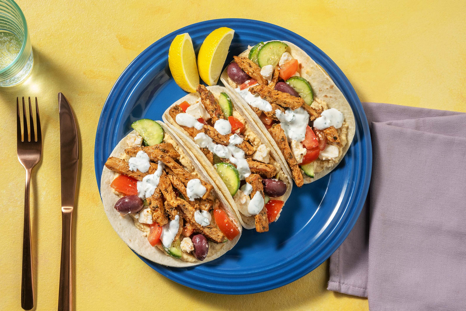 Mini-tortilla's met gyros en zelfgemaakte yoghurtsaus