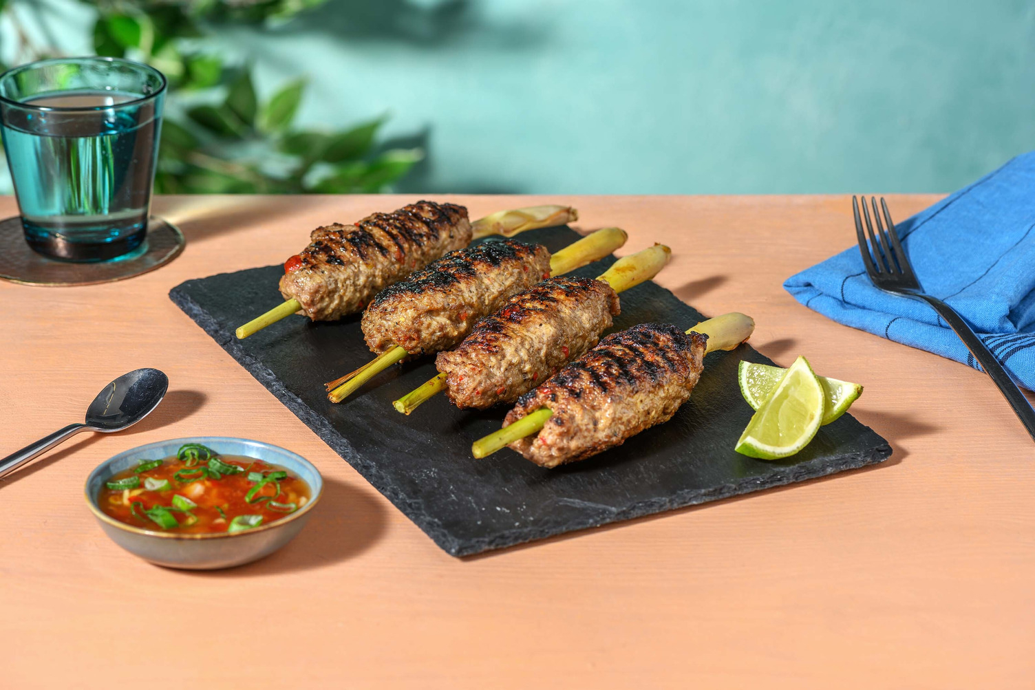 Hack-Zitronengras-Spieße mit Sweet-Chili-Dip