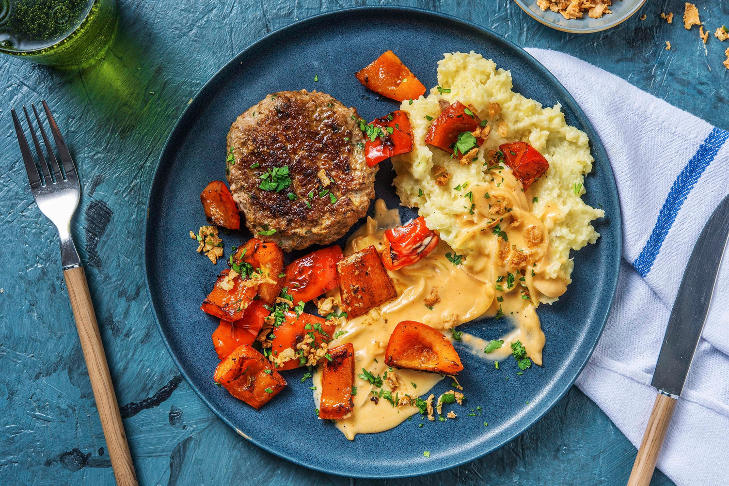Hacktätschli mit cremigem Blumenkohl-Stock