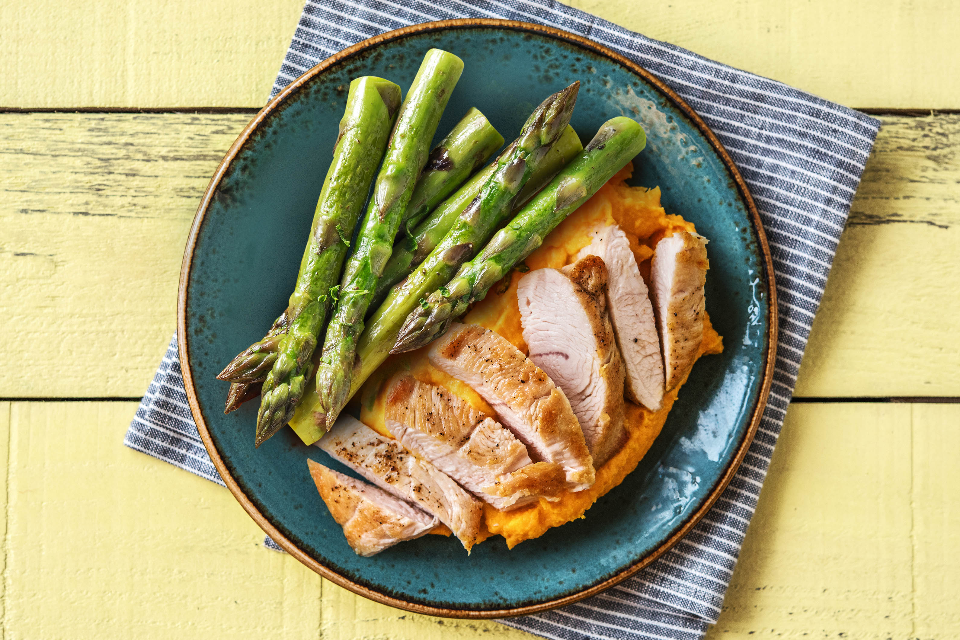 Pouletbrustfilets mit scharfem Spargel