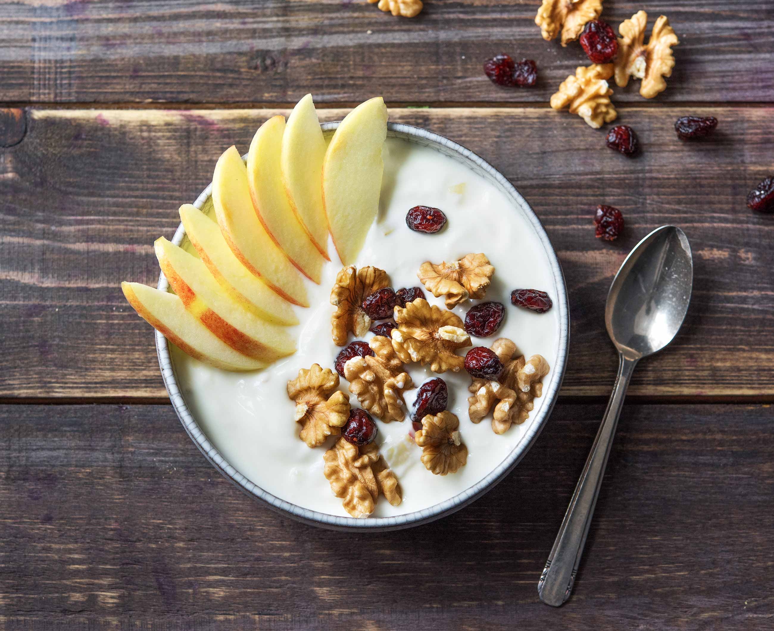 Halfvolle yoghurt met appel en walnoten-cranberrymix