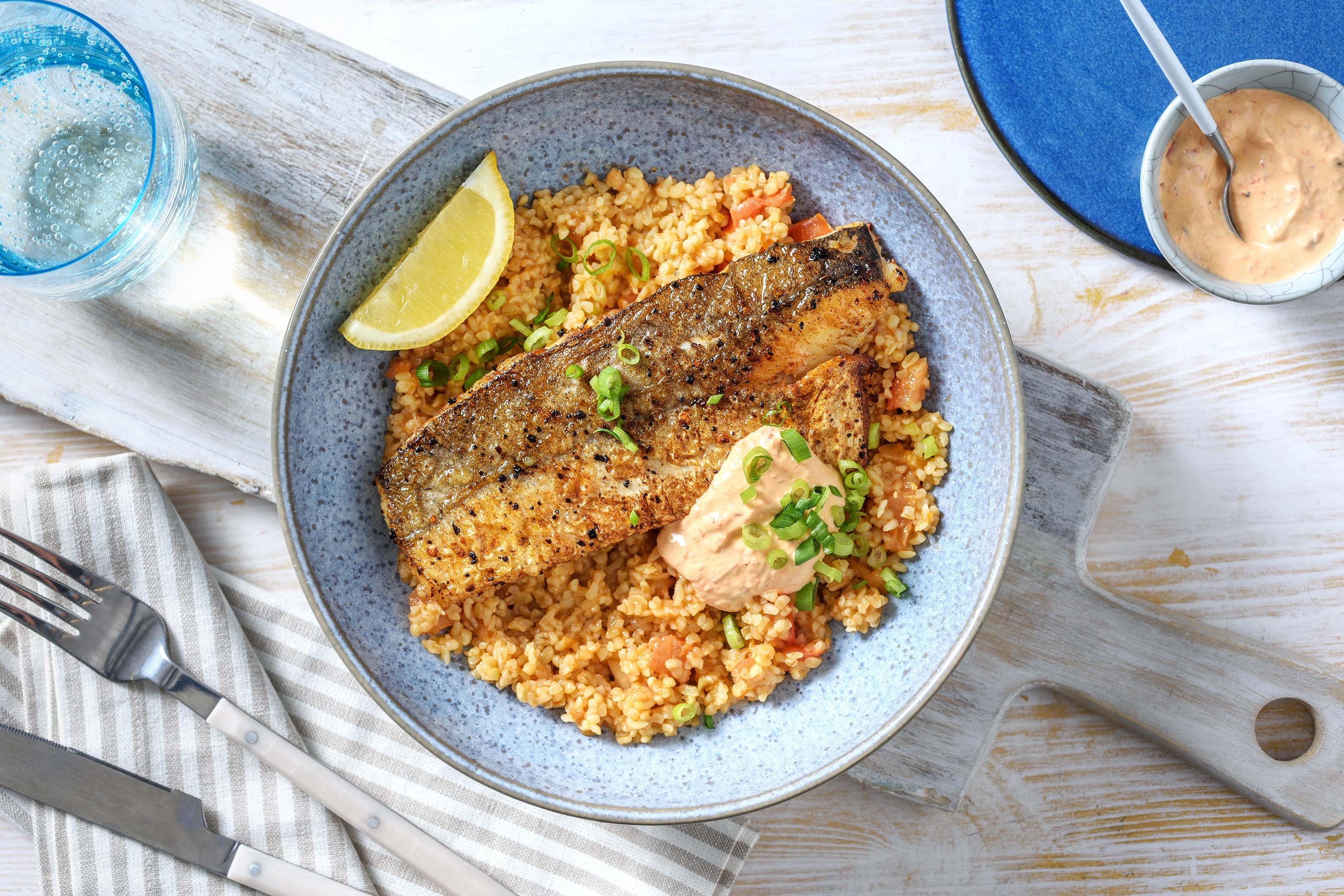 Harissa-Fischfilet mit Bulgursalat und Ajvar-Dip