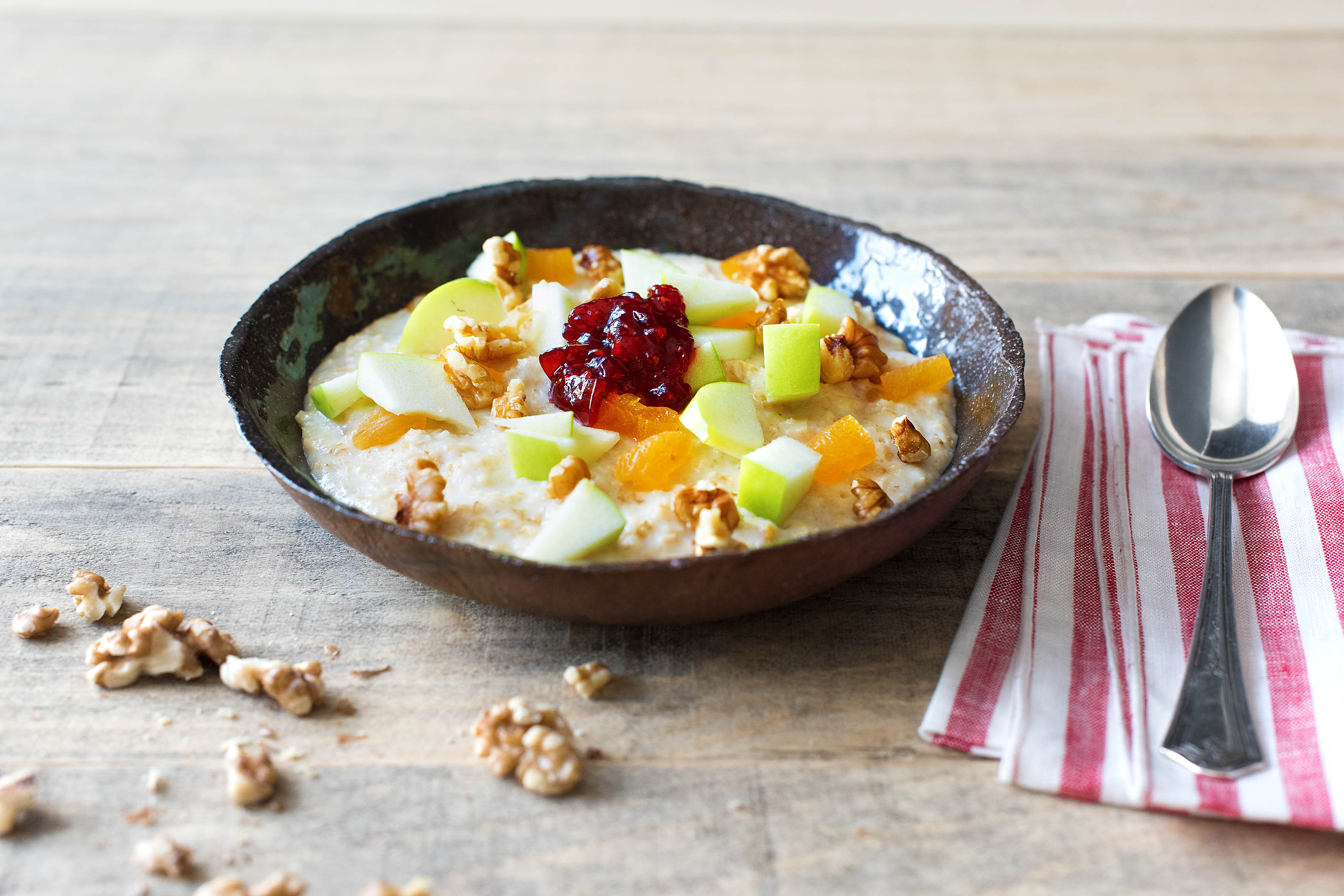 Havermout met groene appel, appel-frambozenspread, walnoten en abrikozen