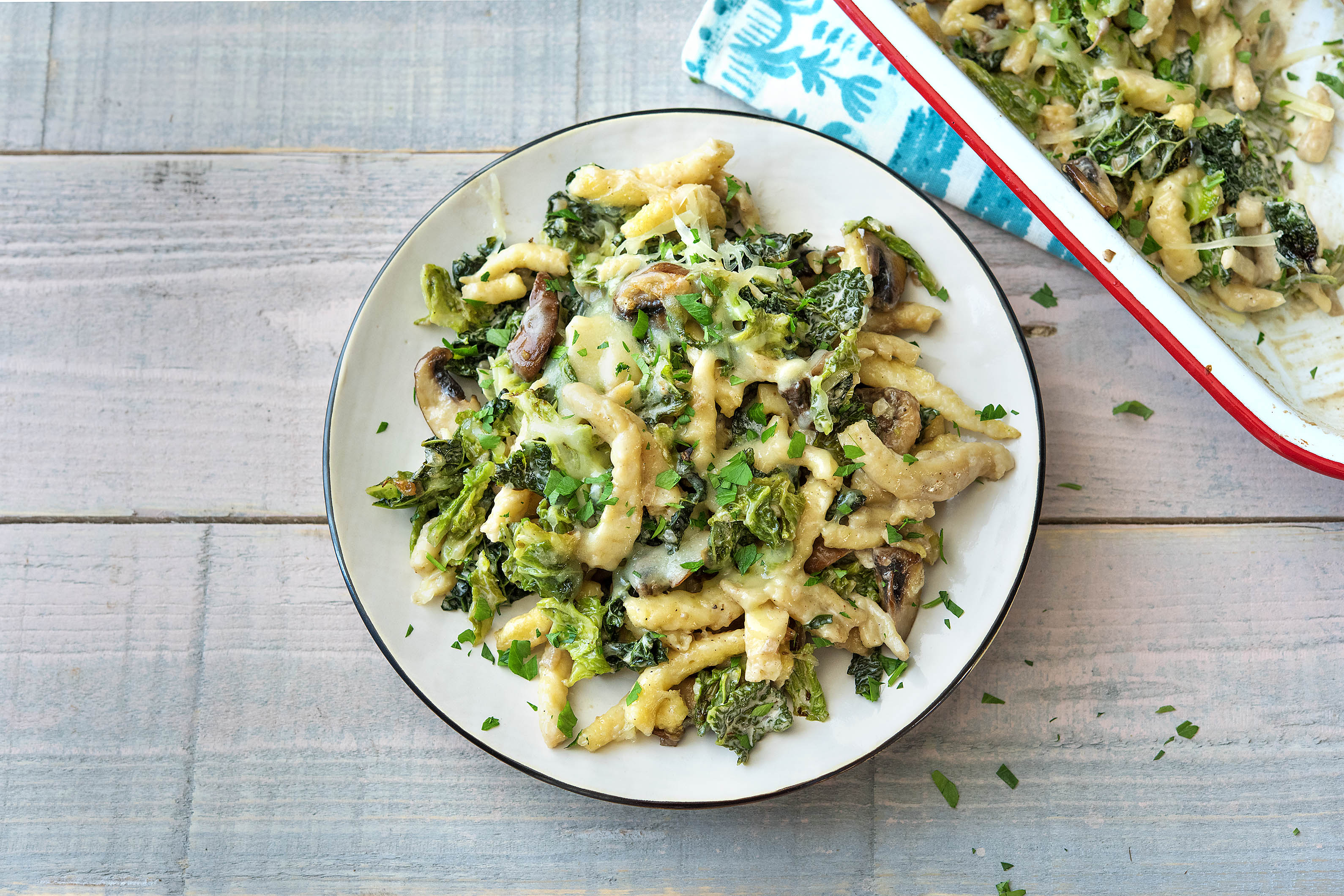 Herzhafter Wirsing-Champignons-Spätzle-Auflauf