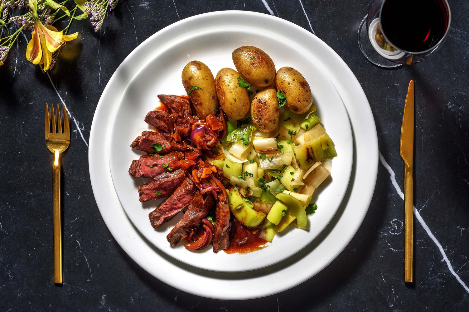 Hirschsteak mit Aprikosen-Zwiebel-Soße