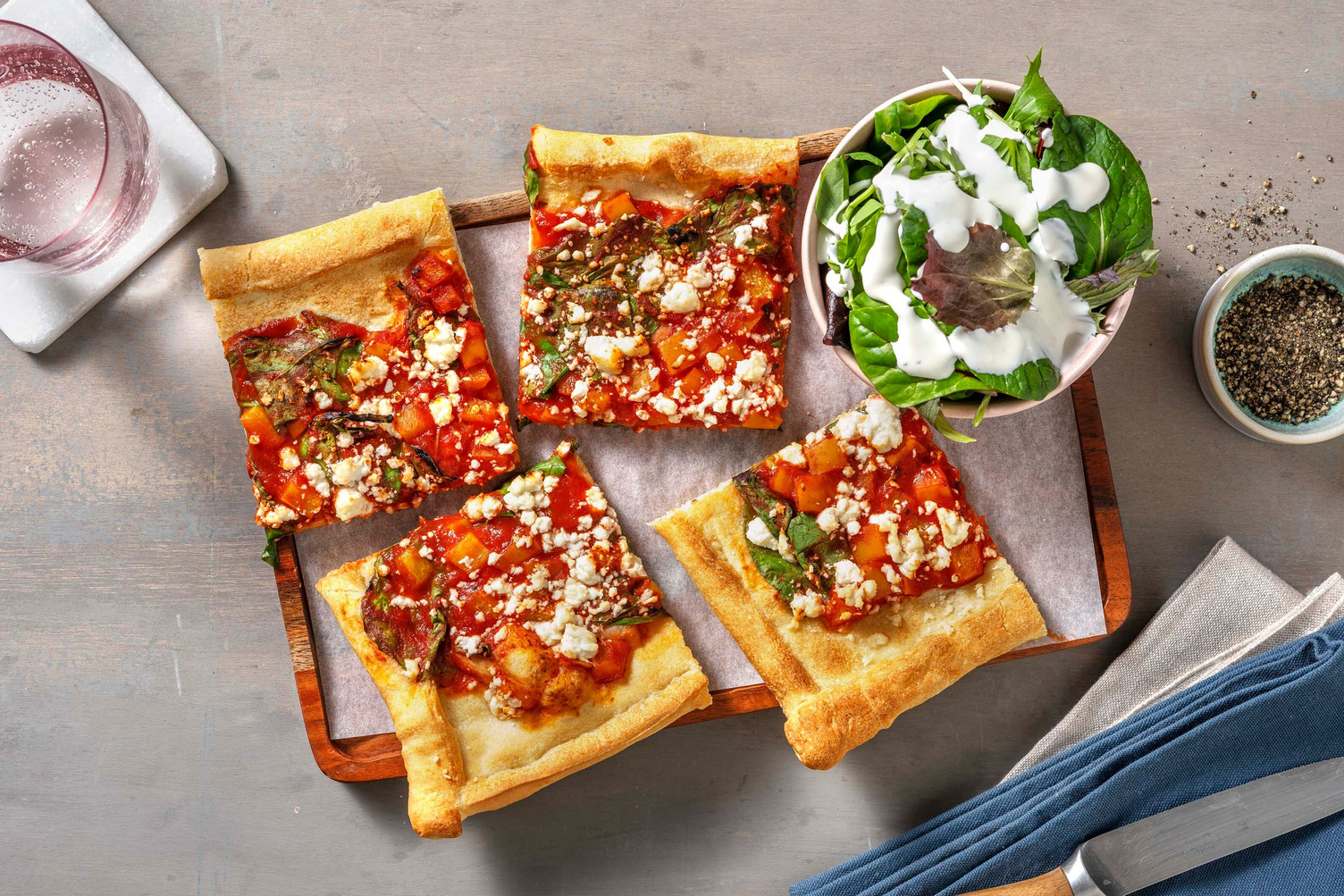 Hirtenkäse-Pizza mit Paprika und Spinat