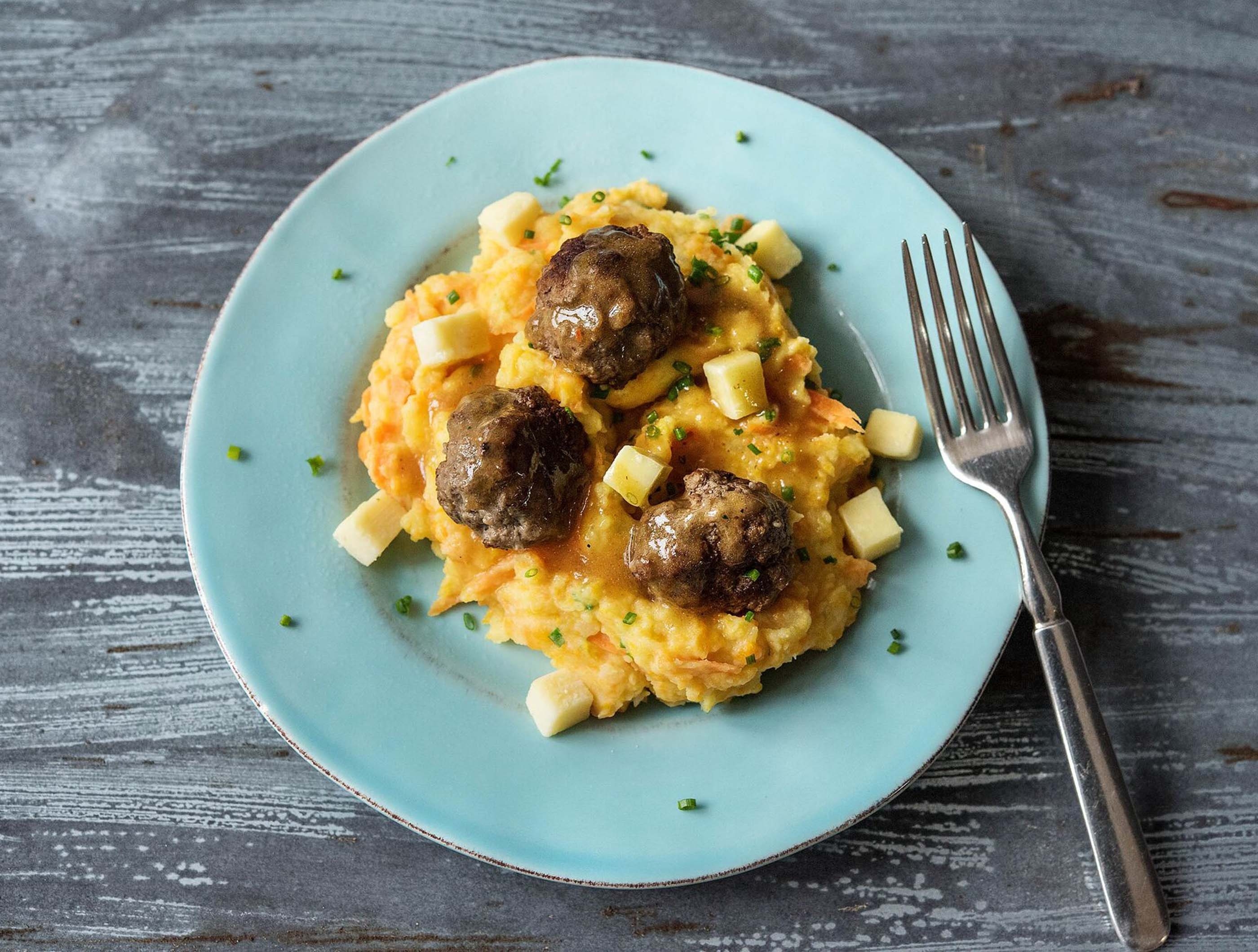 Hutspot néerlandais au fromage vieux et aux boulettes de bœuf