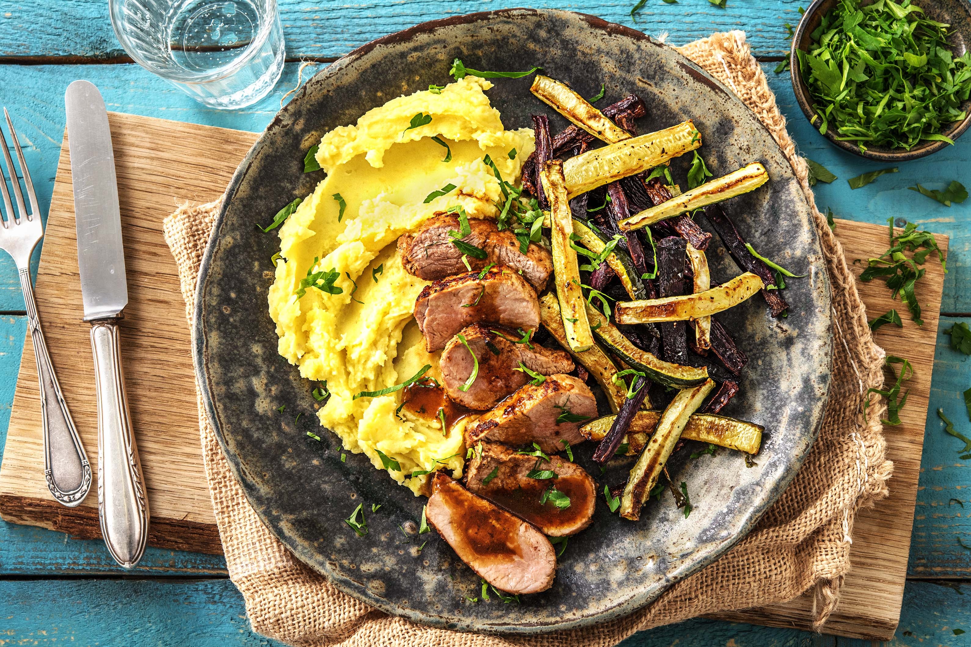 Honig-Senf-Schweinefilet mit Ofen-Gemüse-Sticks