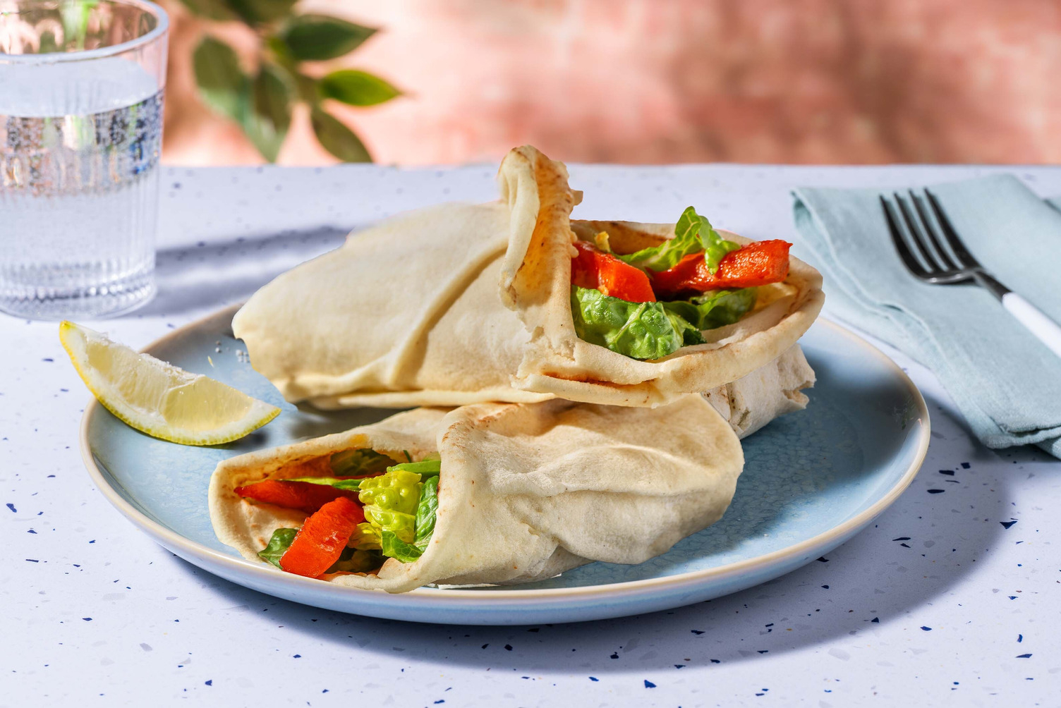 Hummus Avocado Wrap mit spicy Harissa-Karotten