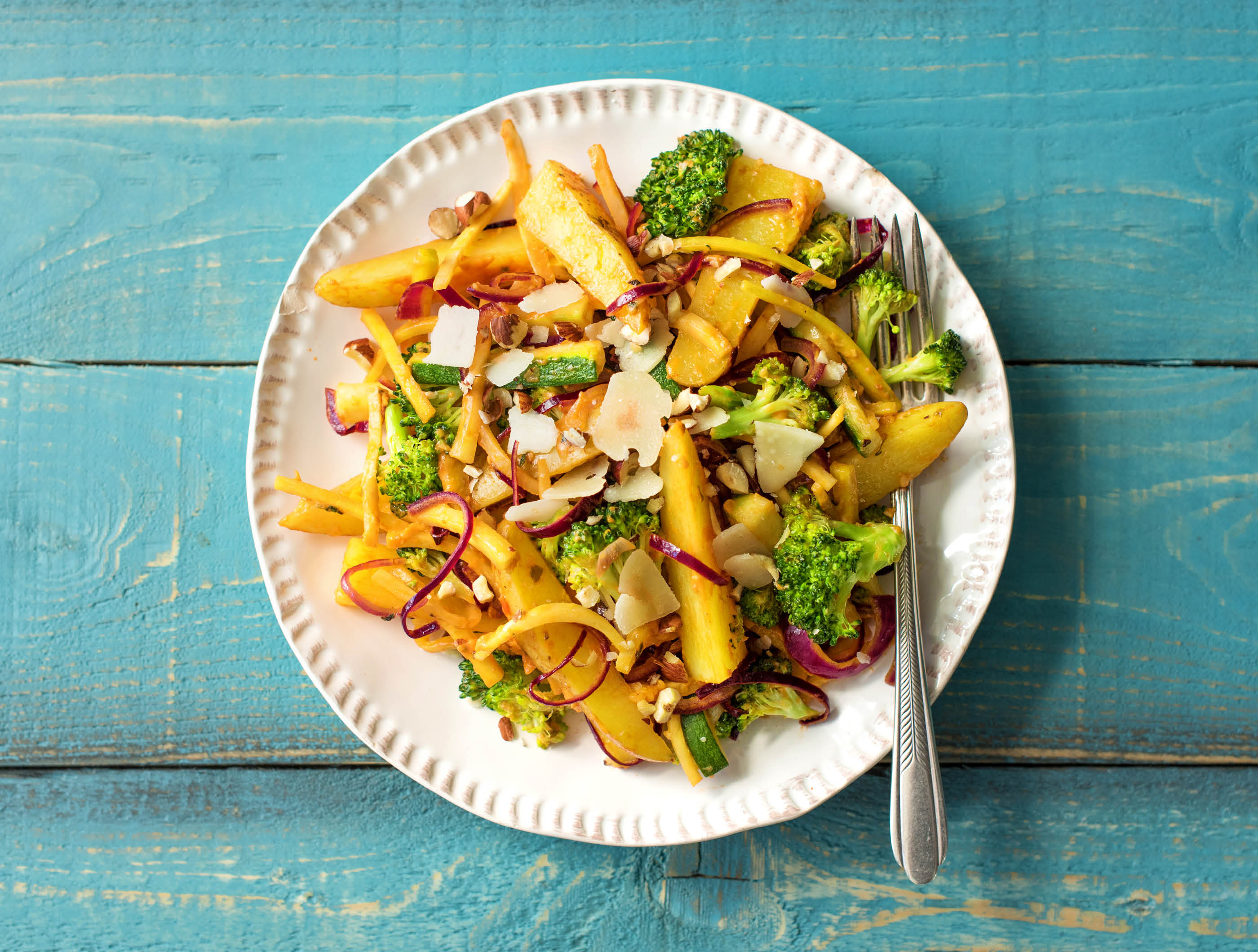 Plat italien de pommes de terre au pesto rouge et aux noisettes