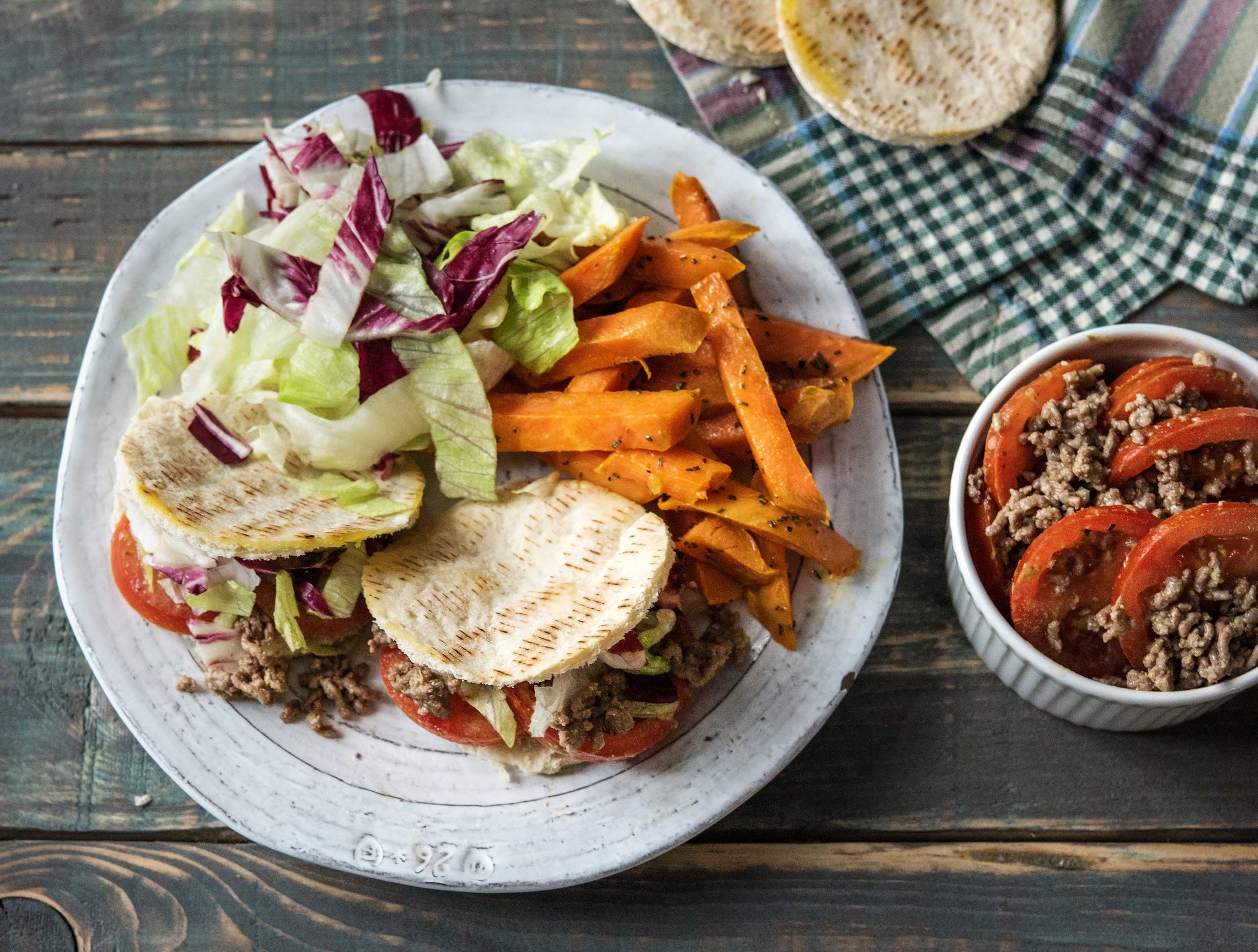 Italiaanse pitabroodjes met bataat en tomaat-pesto salade