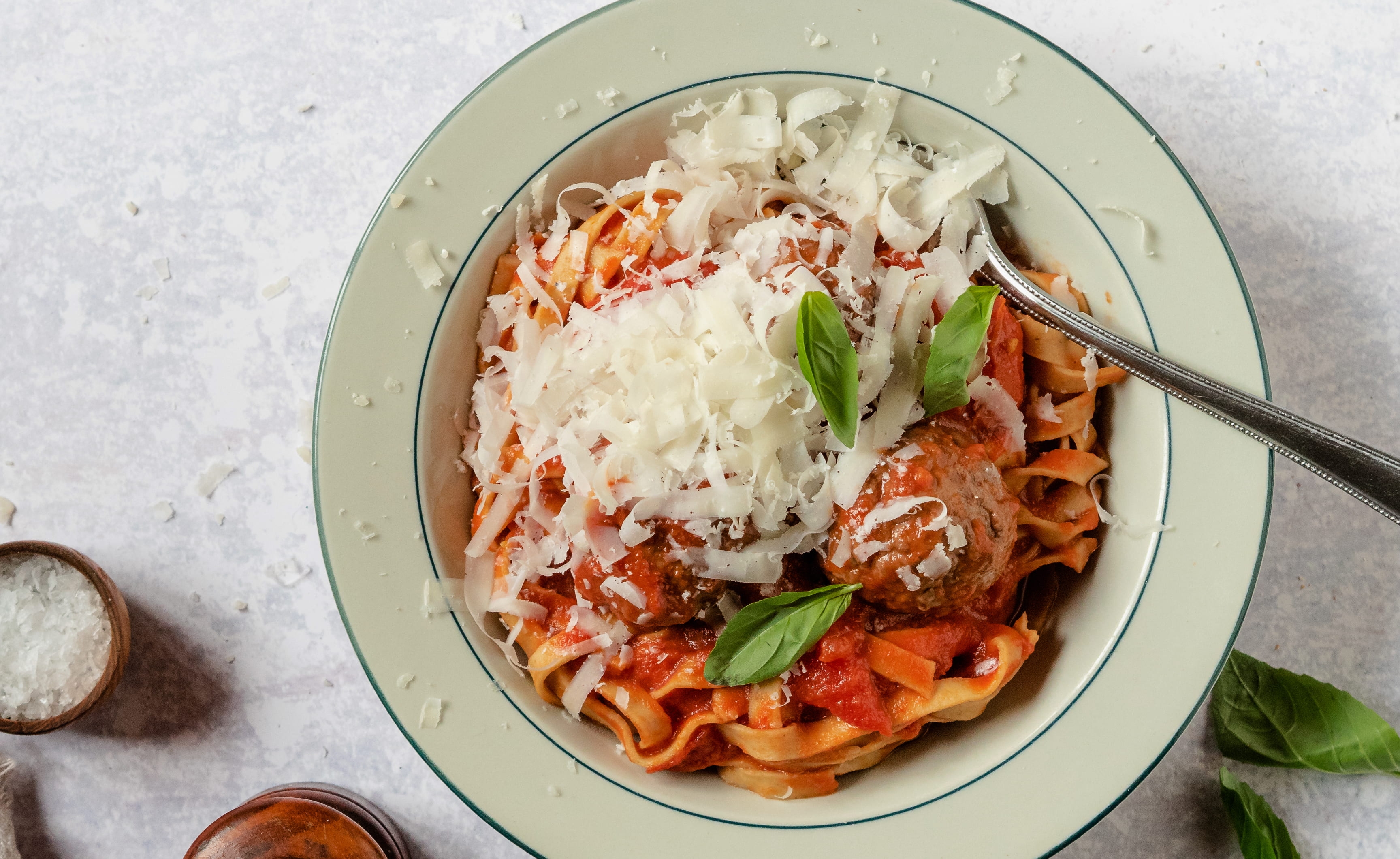 Italiensk tomatsås med köttbullar