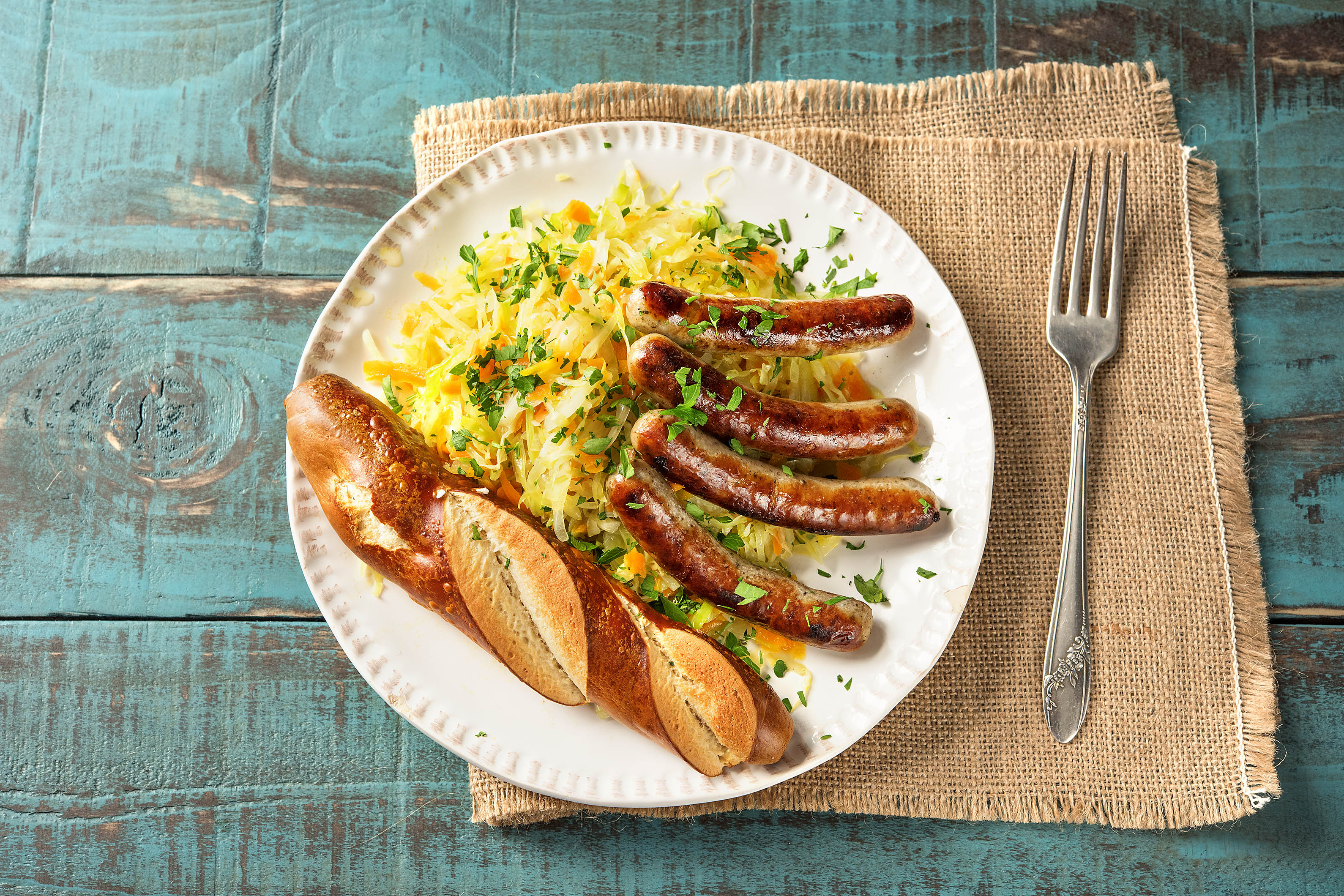 Ja mei: Bratwürstchen mit Krautsalat,