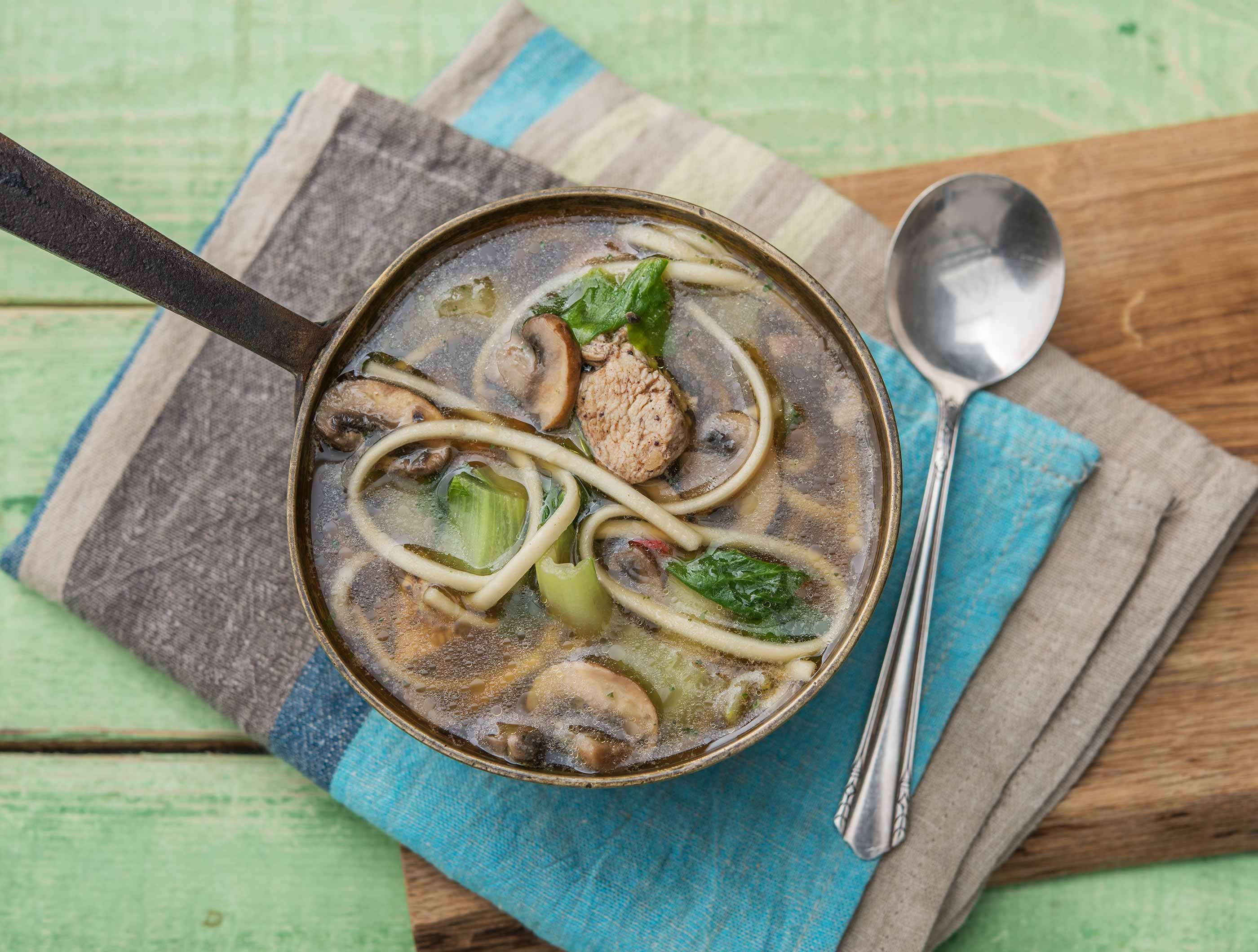 Japanse noedelsoep met kipfilet en kastanjechampignons