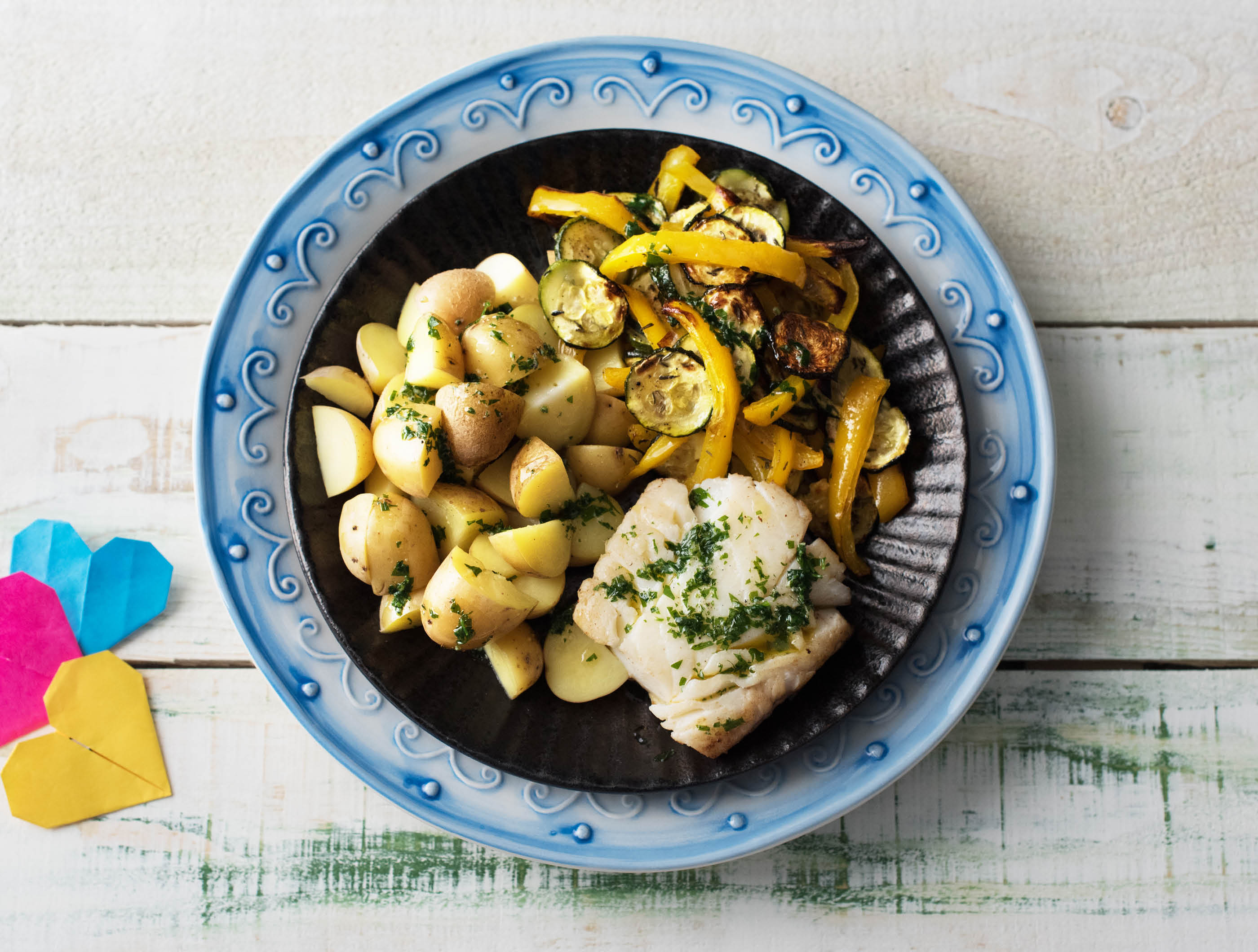 Kabeljauw met gekleurde groenten en krieltjes met peterselie-botersaus