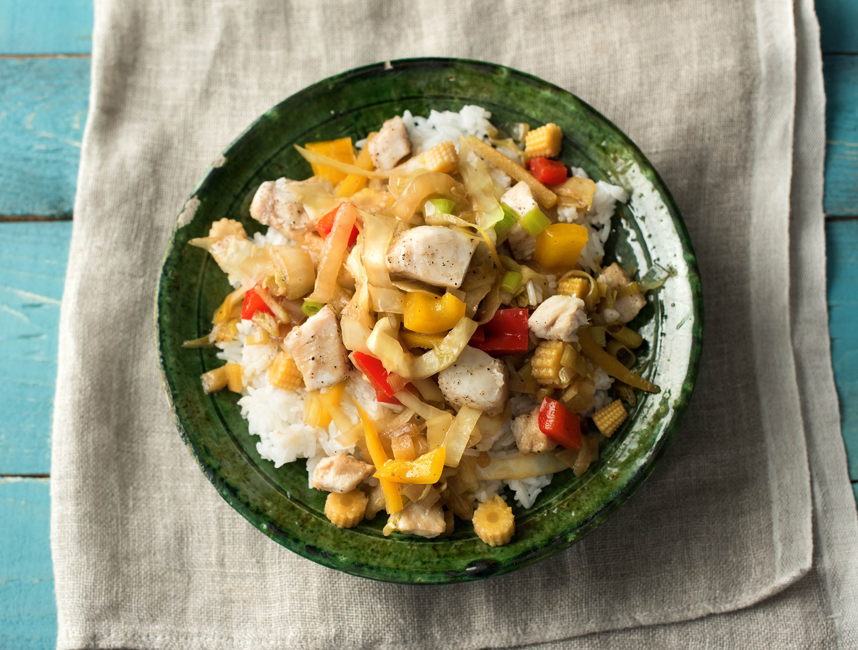 Kabeljauwfilet met ananaschutneysaus en Oosterse groenten