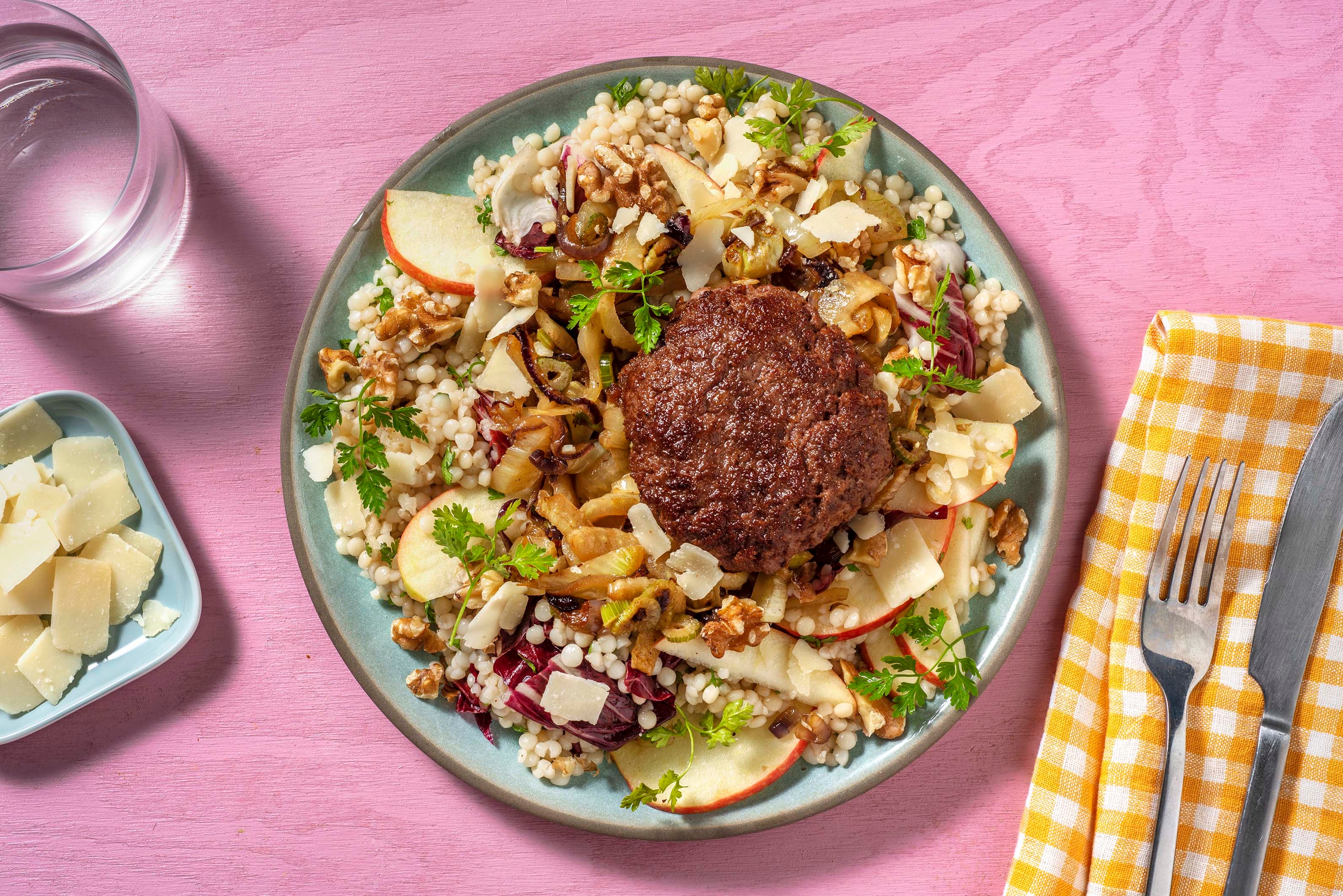 Kalfsburger met parelcouscoussalade en venkel