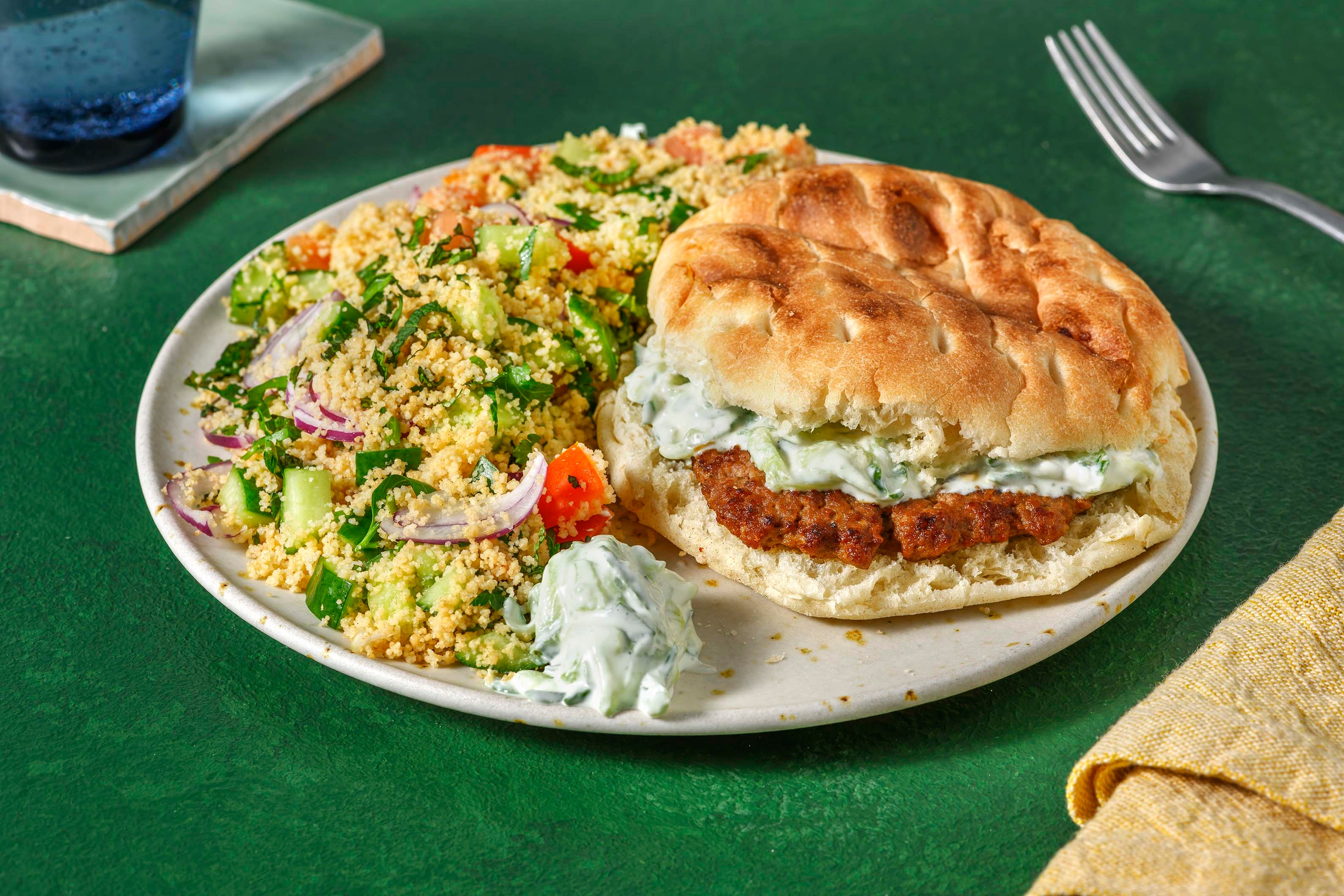 Kalfsburger op een Turks broodje