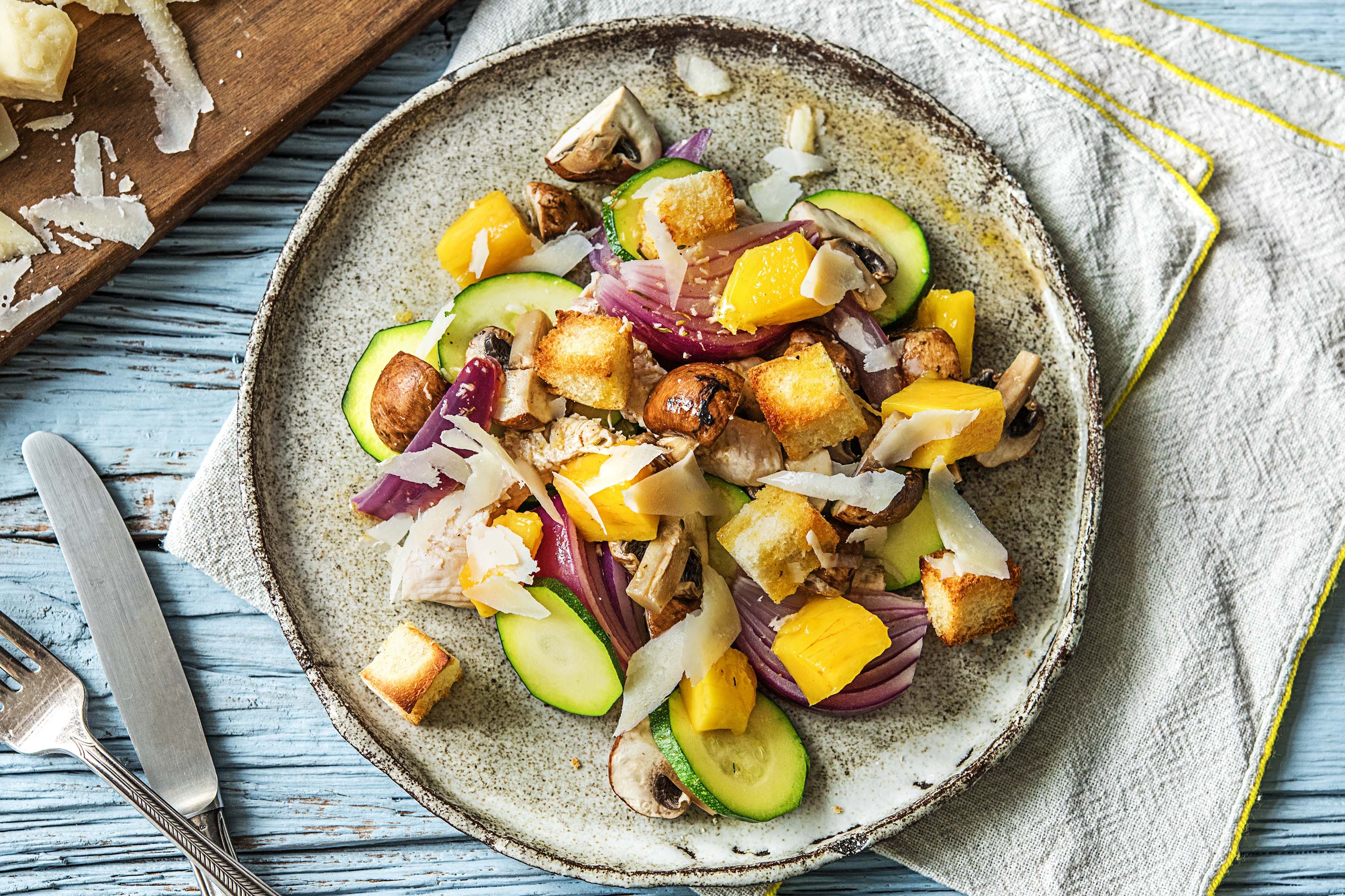 Putenbruststreifen auf Mango-Brot-Salat