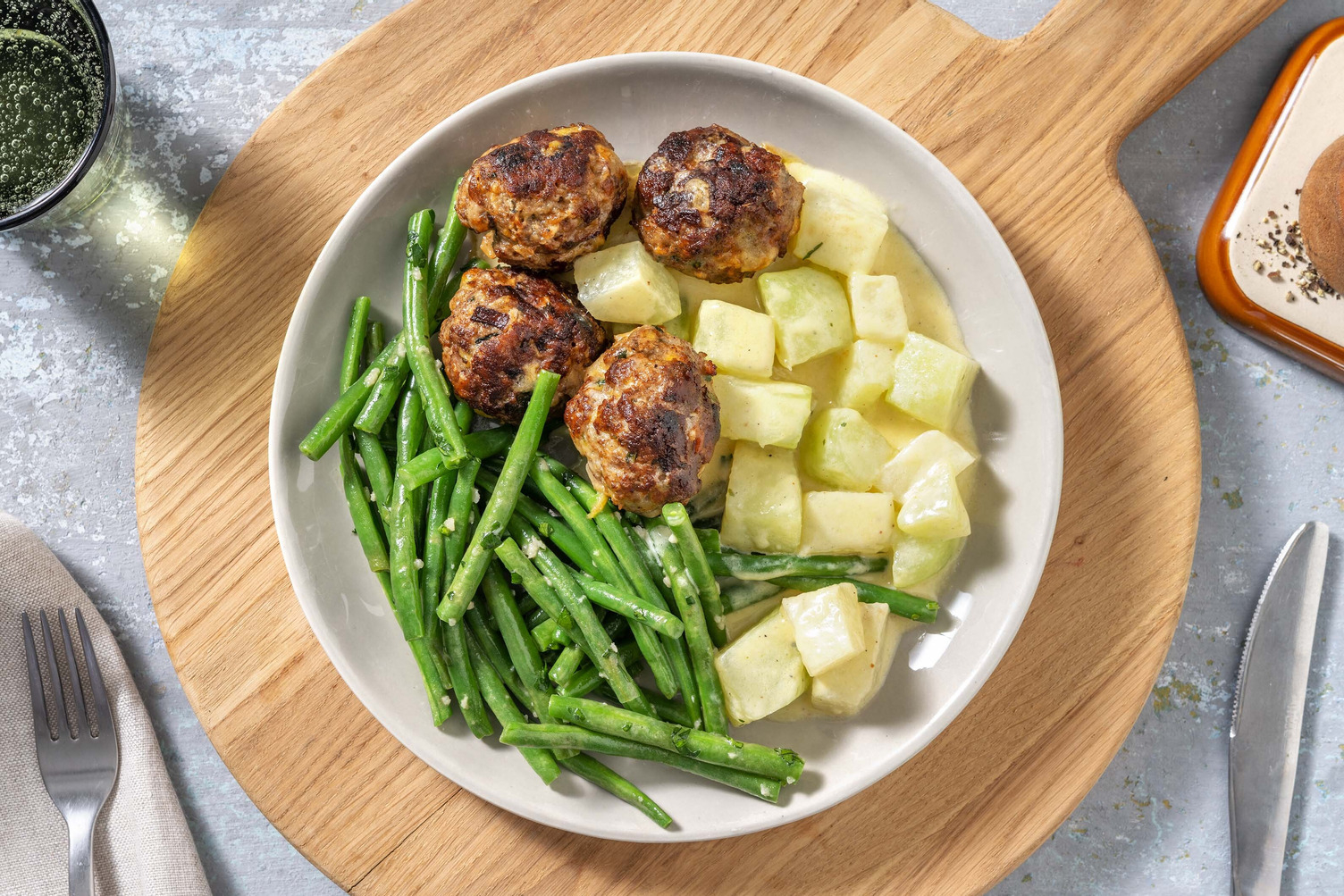 Käsige Bio-Hackbällchen mit Rahmkohlrabi