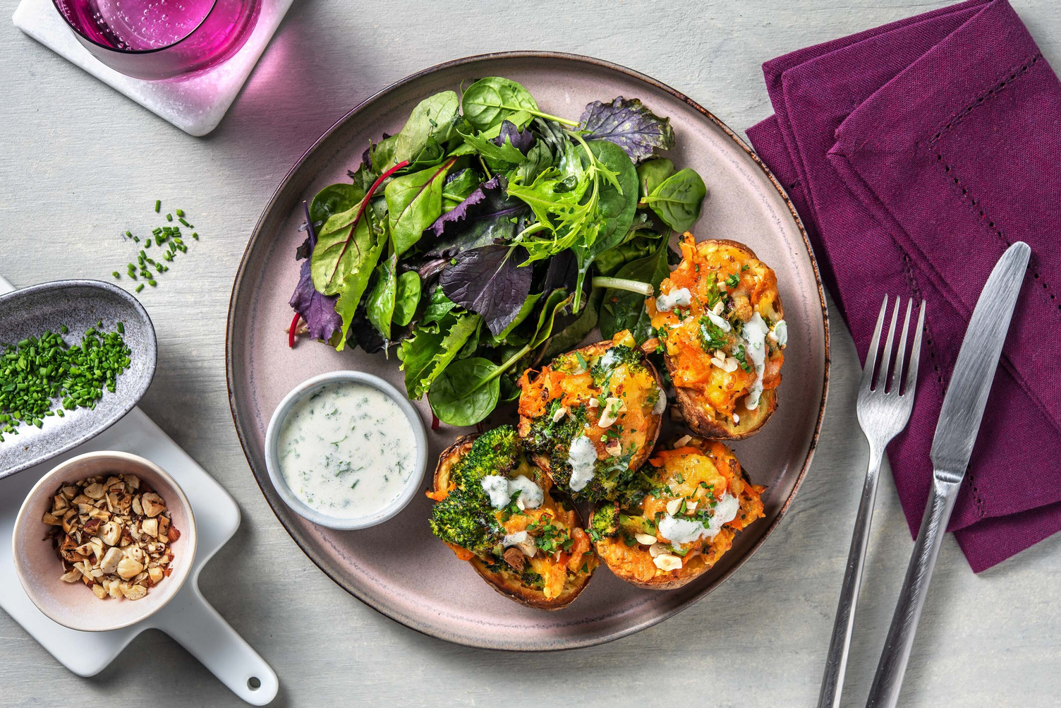 Käsige Kartoffel-Boote gefüllt mit Brokkoli