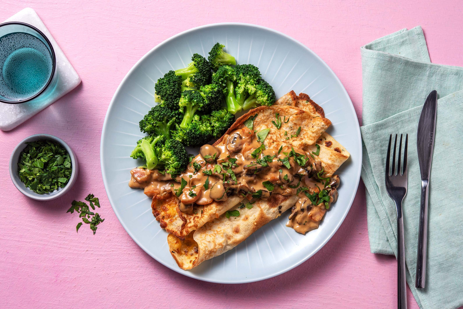 Käsige Pfannkuchen mit Jägersoße