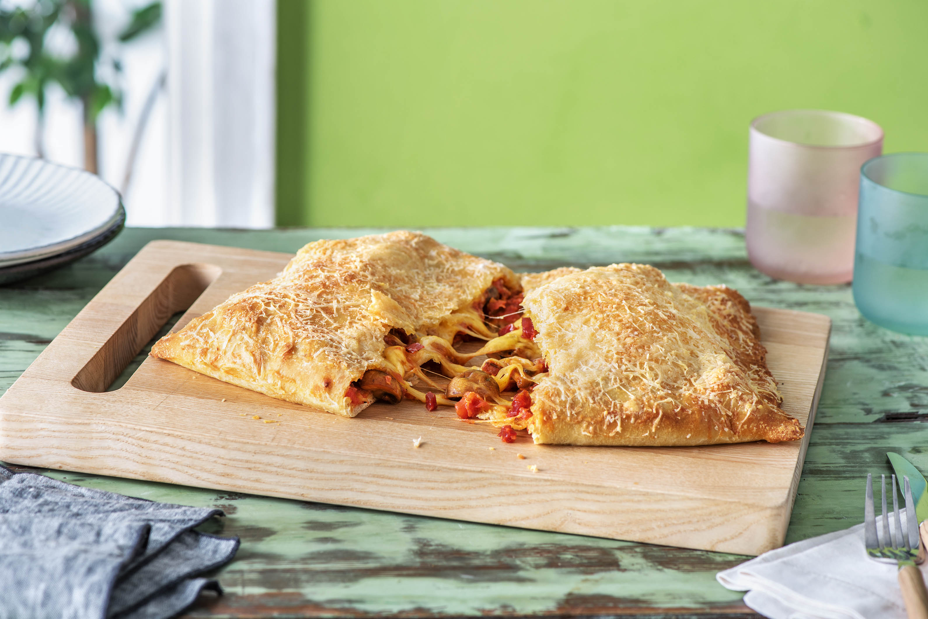 Käsige Pizza-Tasche mit Chorizo