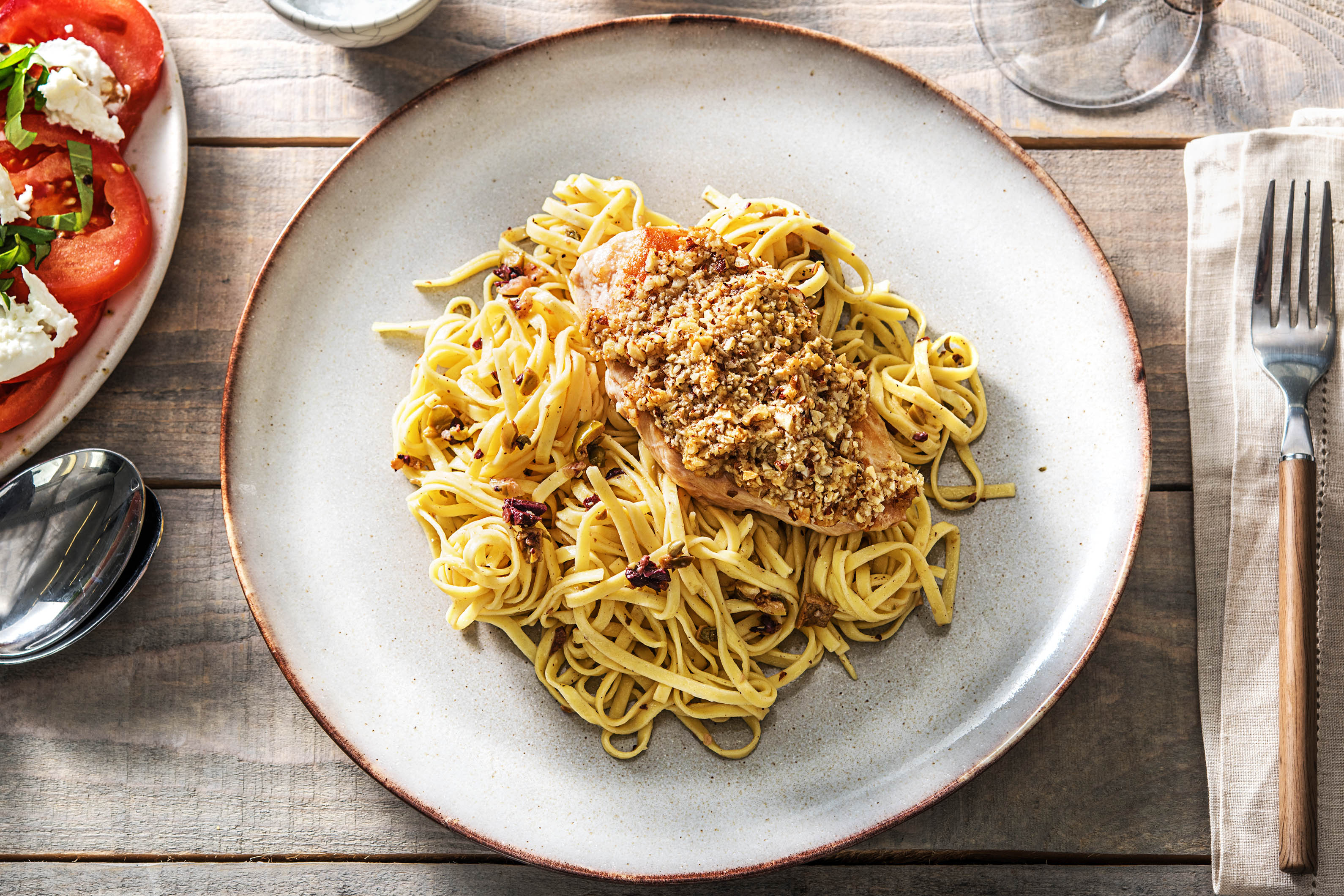 Kip met notenkorst en salade caprese