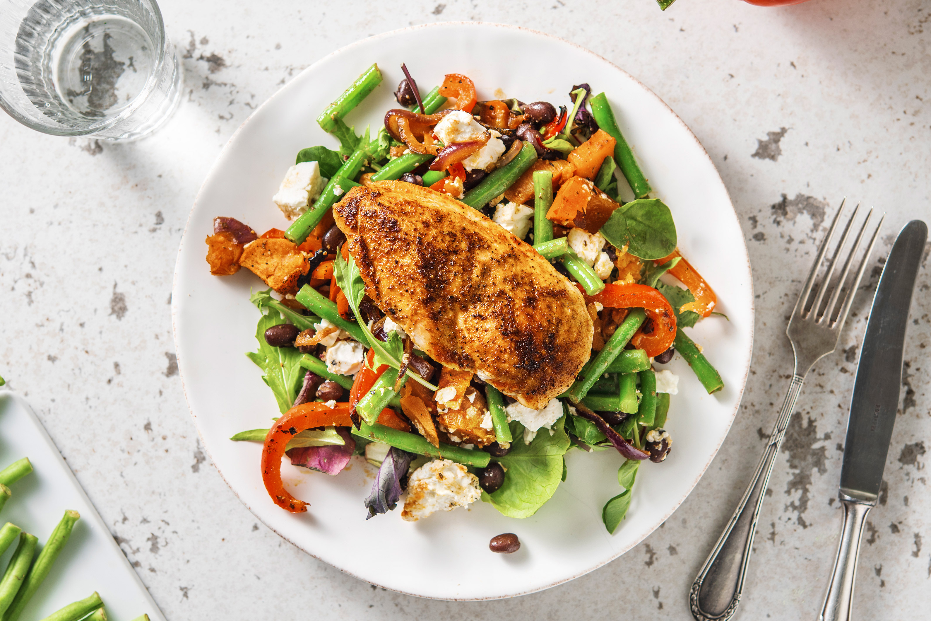Filet de poulet et salade de légumes à la mexicaine