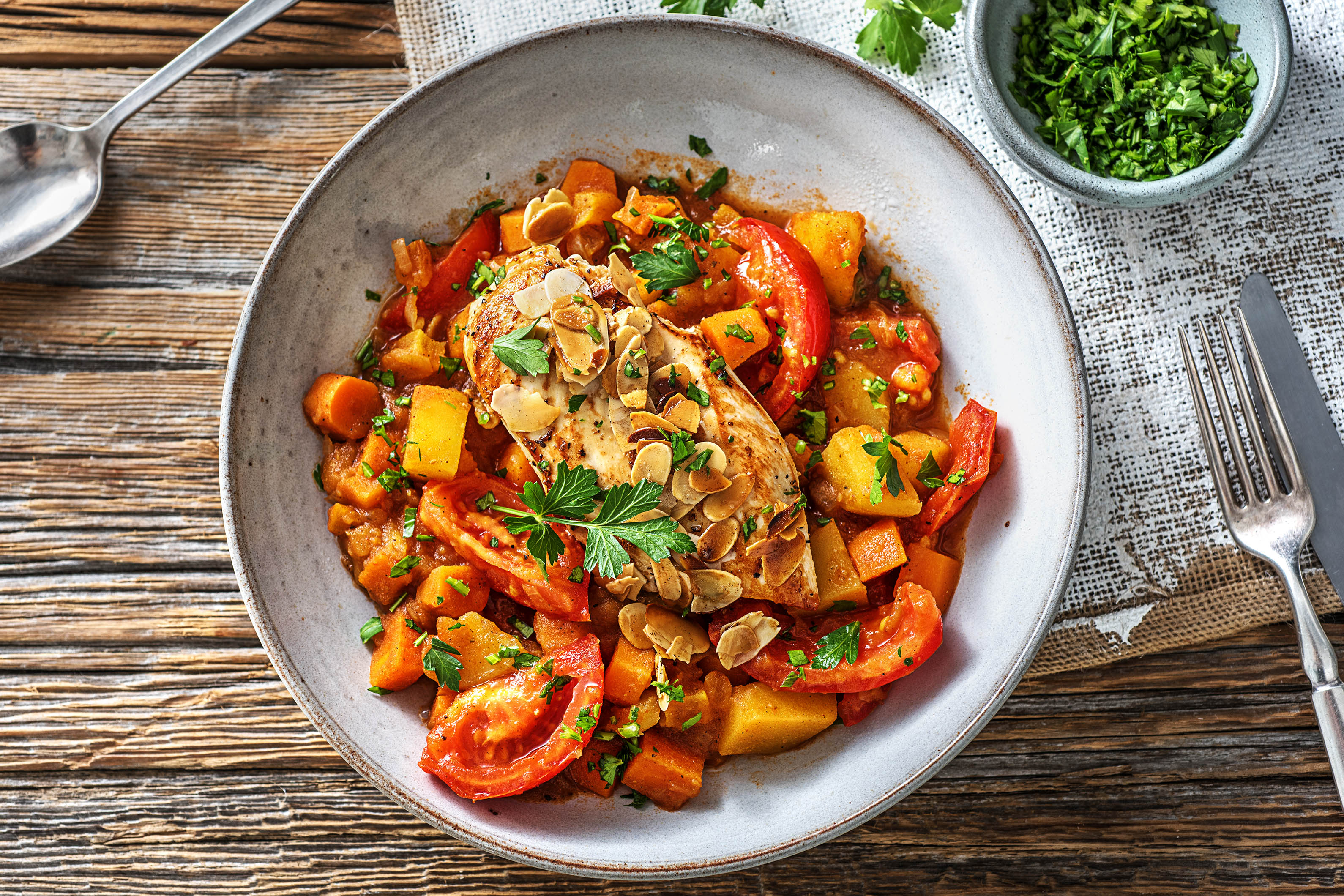 Filet de poulet et mijoté de légumes sucré et épicé