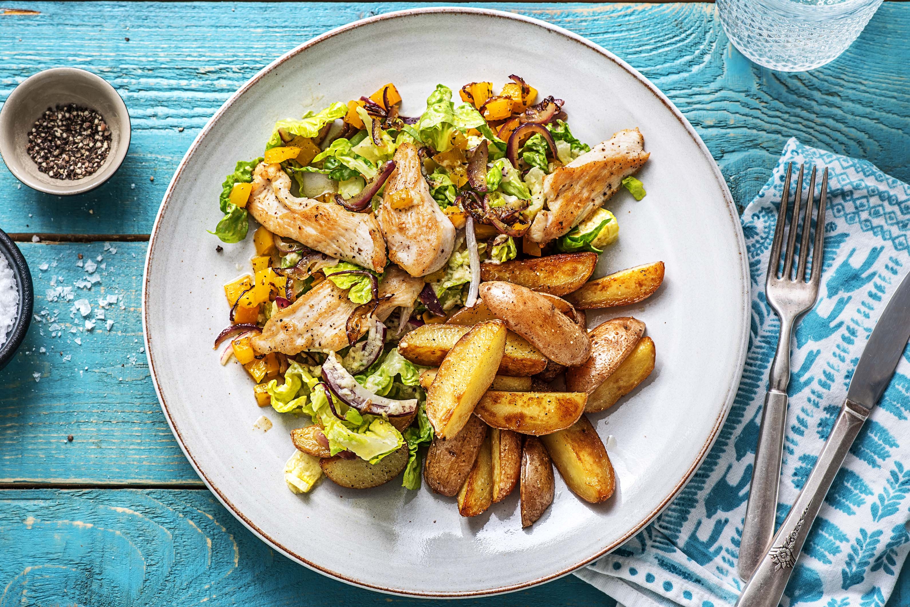 Filet de poulet et salade riche en couleurs