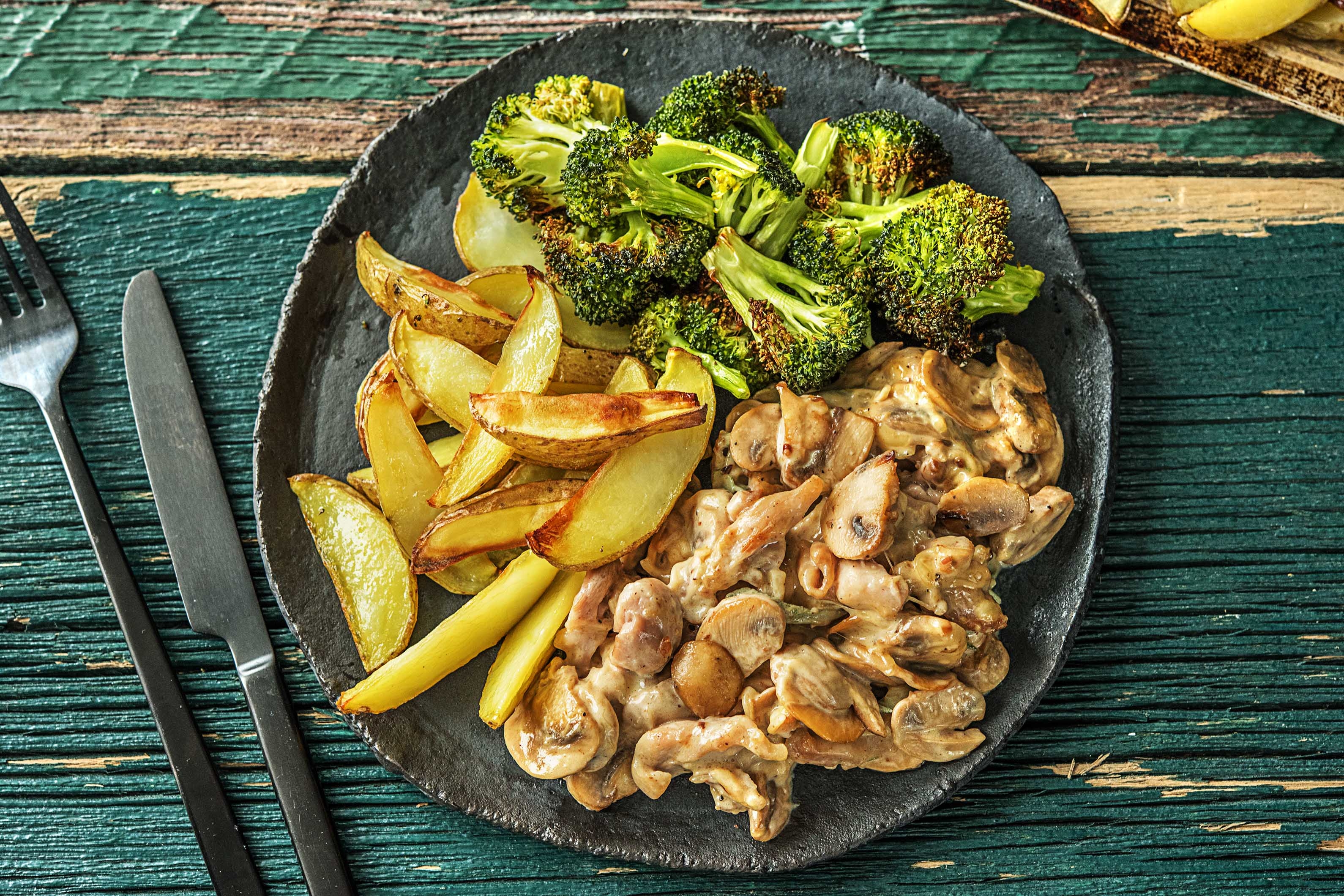 Dés de cuisse de poulet, sauce crémeuse à la bière et au cheddar