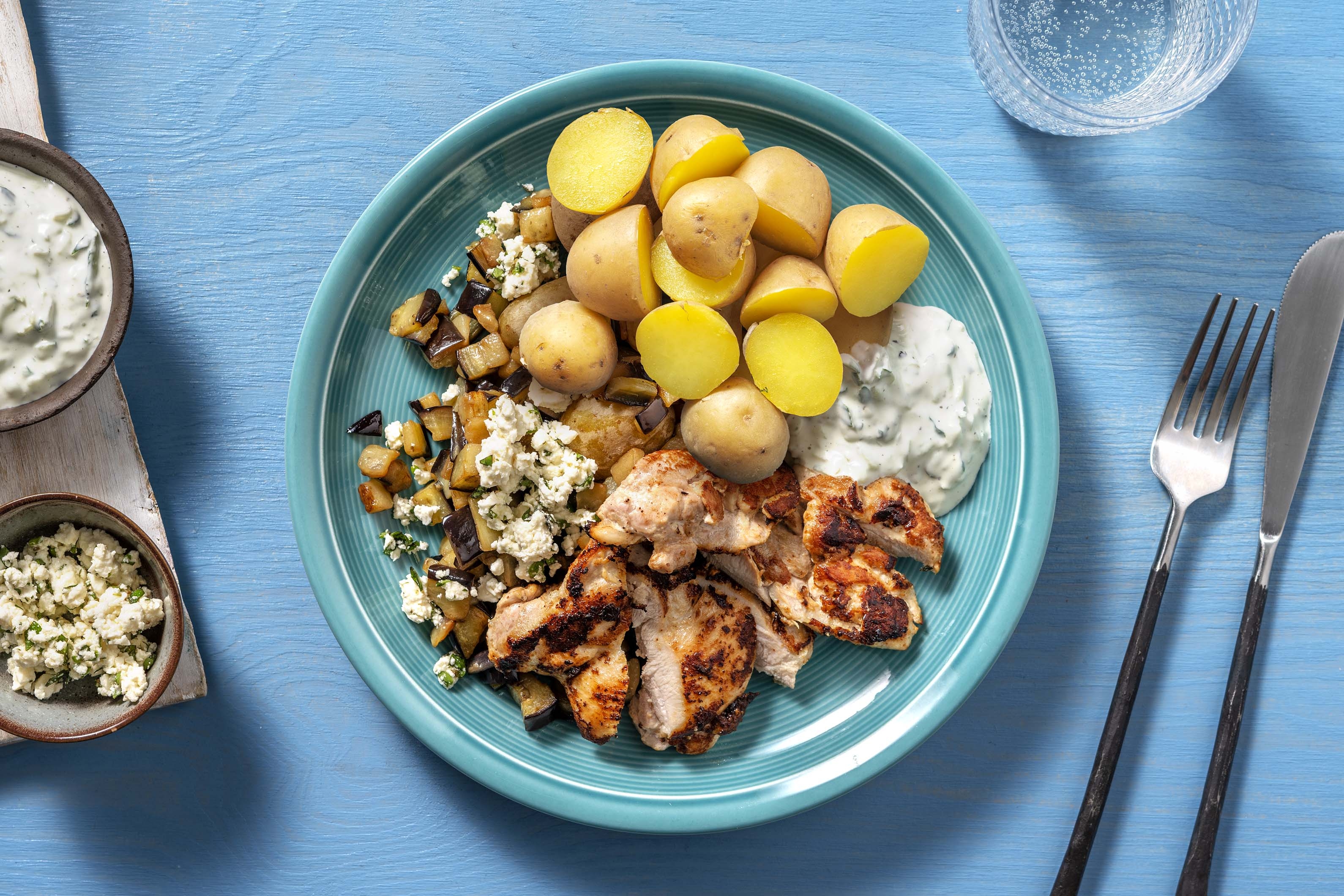 Kippendij met aubergine en zelfgemaakte tzatziki