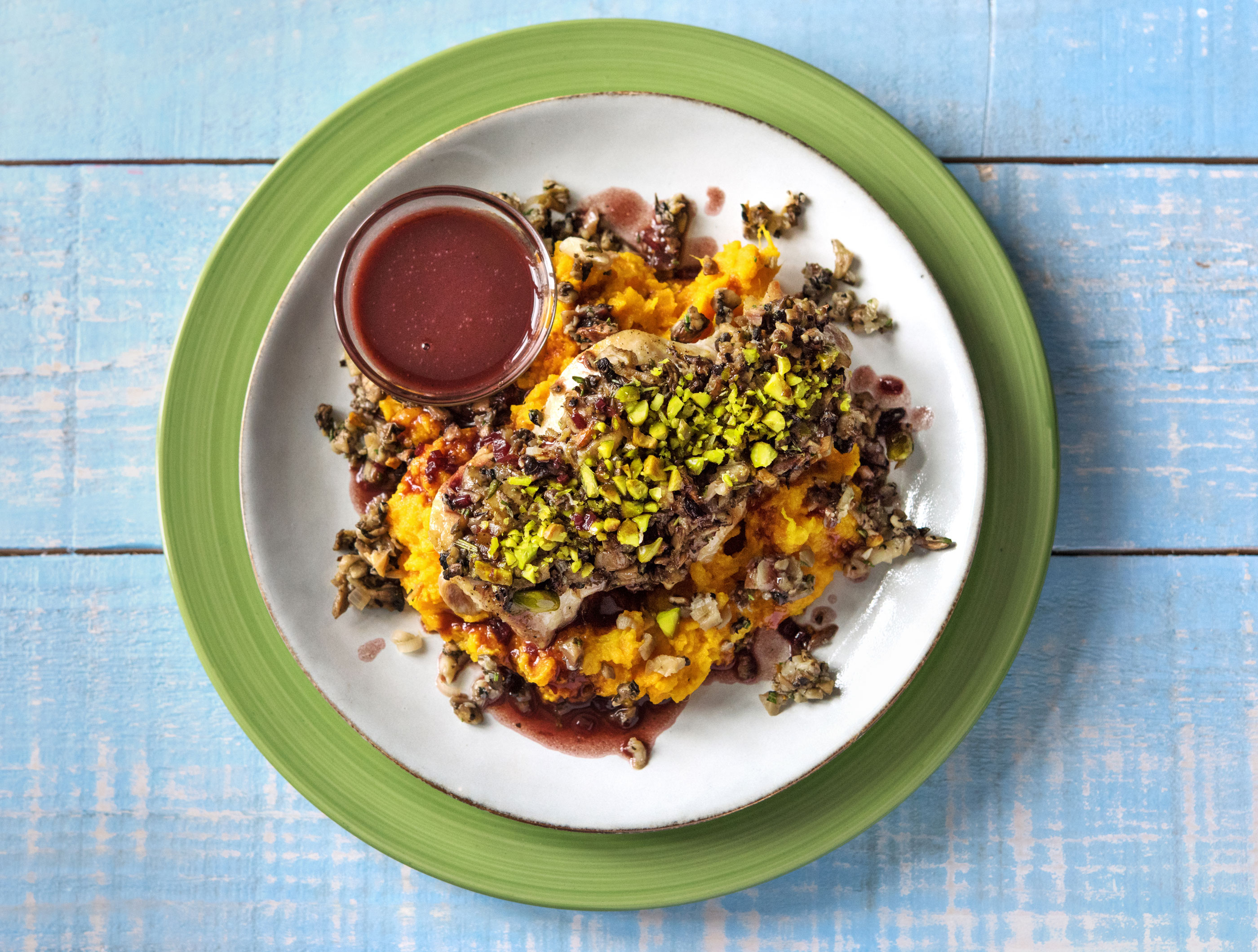 Kippendij met paddenstoelenmix, bataatcrème en rode wijnsaus