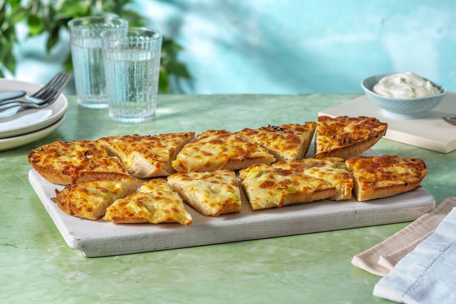 Knoblauchciabatta mit Sour-Cream-Dip