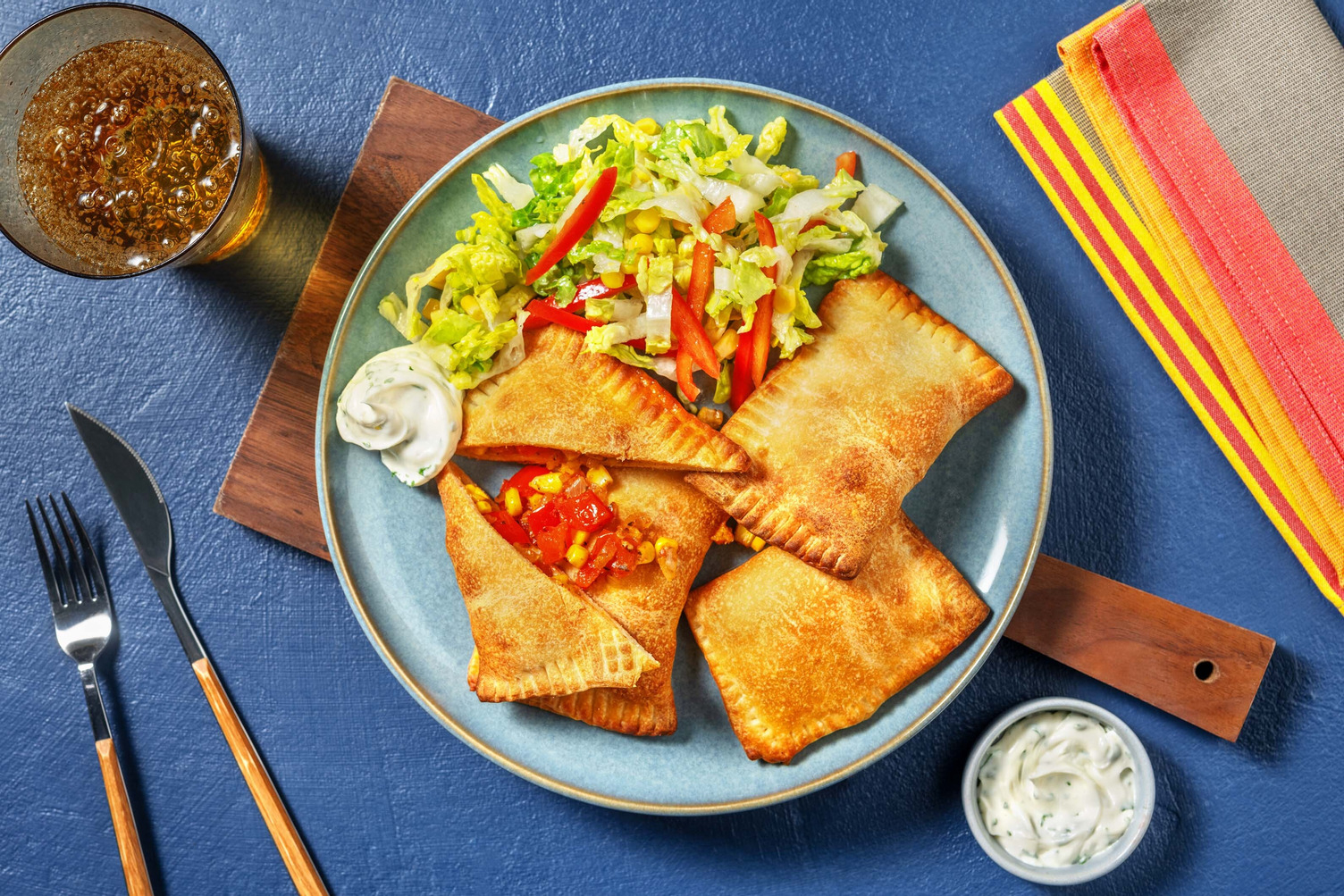 Knusprige Empanadas mit Peperoni-Mais-Füllung